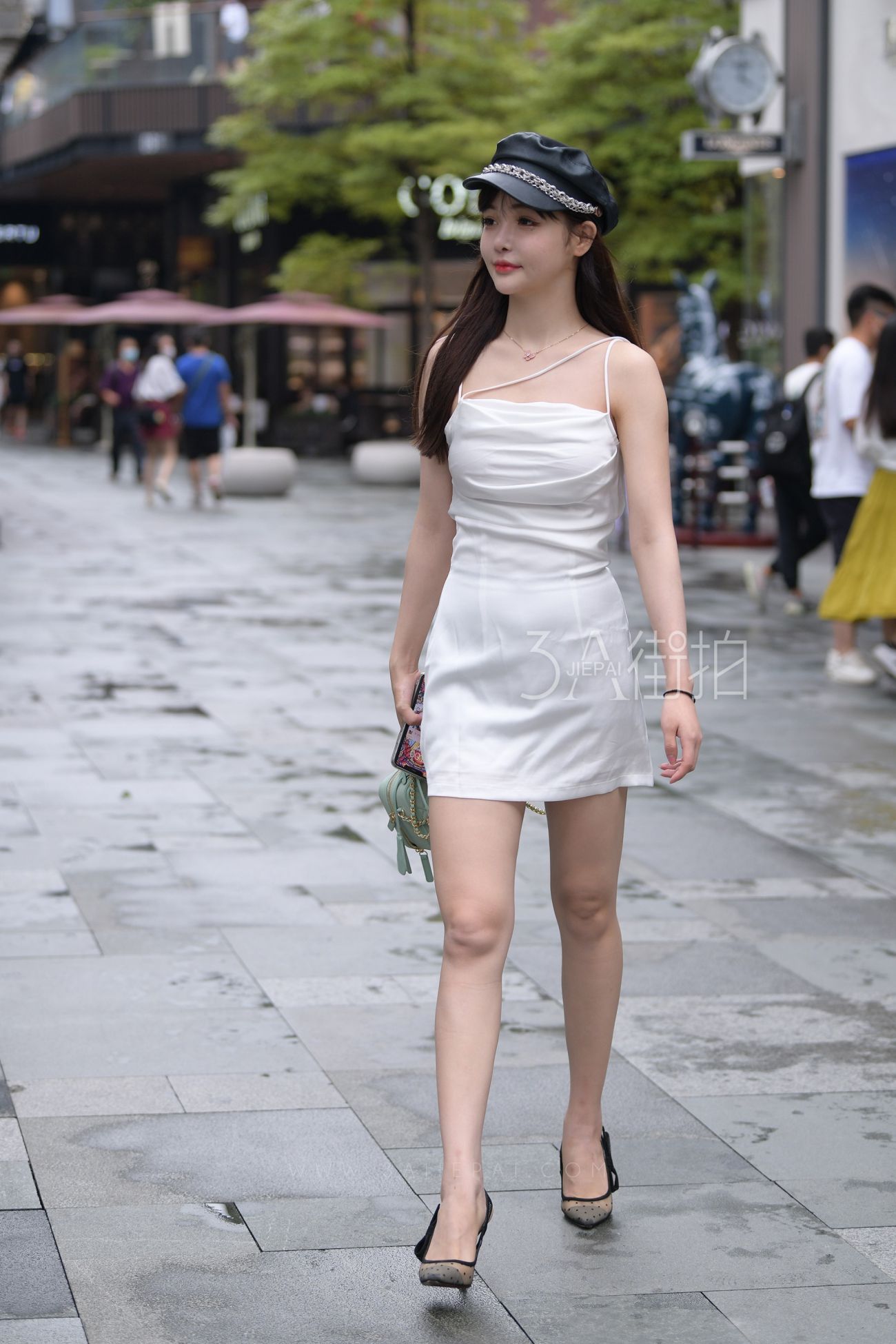 [街拍美腿]白色吊带短裙高跟长腿小美妇 (7)