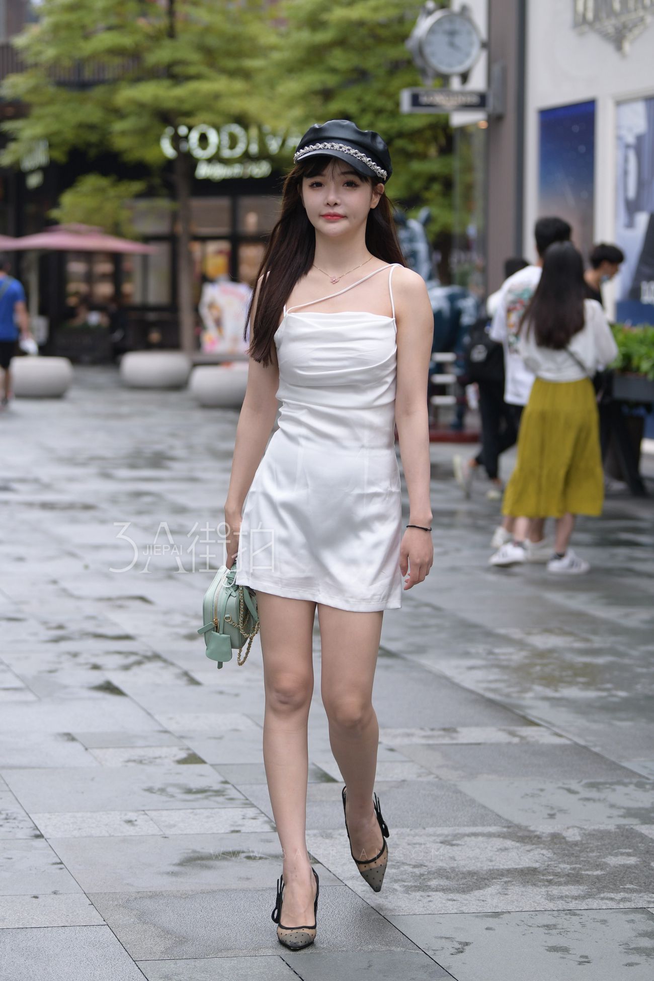 [街拍美腿]白色吊带短裙高跟长腿小美妇 (2)