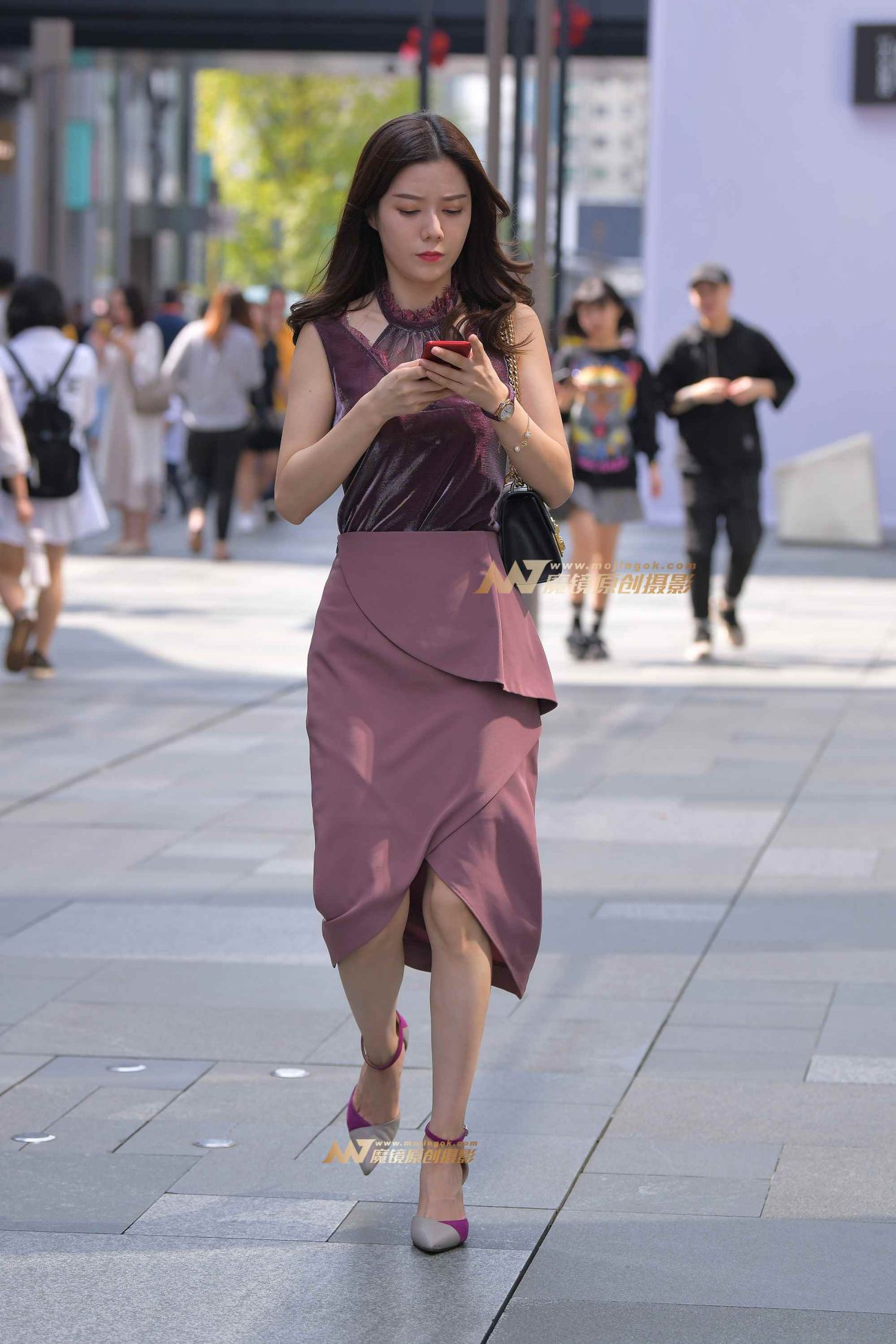 [街拍美腿]穿着时尚的紫裙高跟美腿少妇 (3)