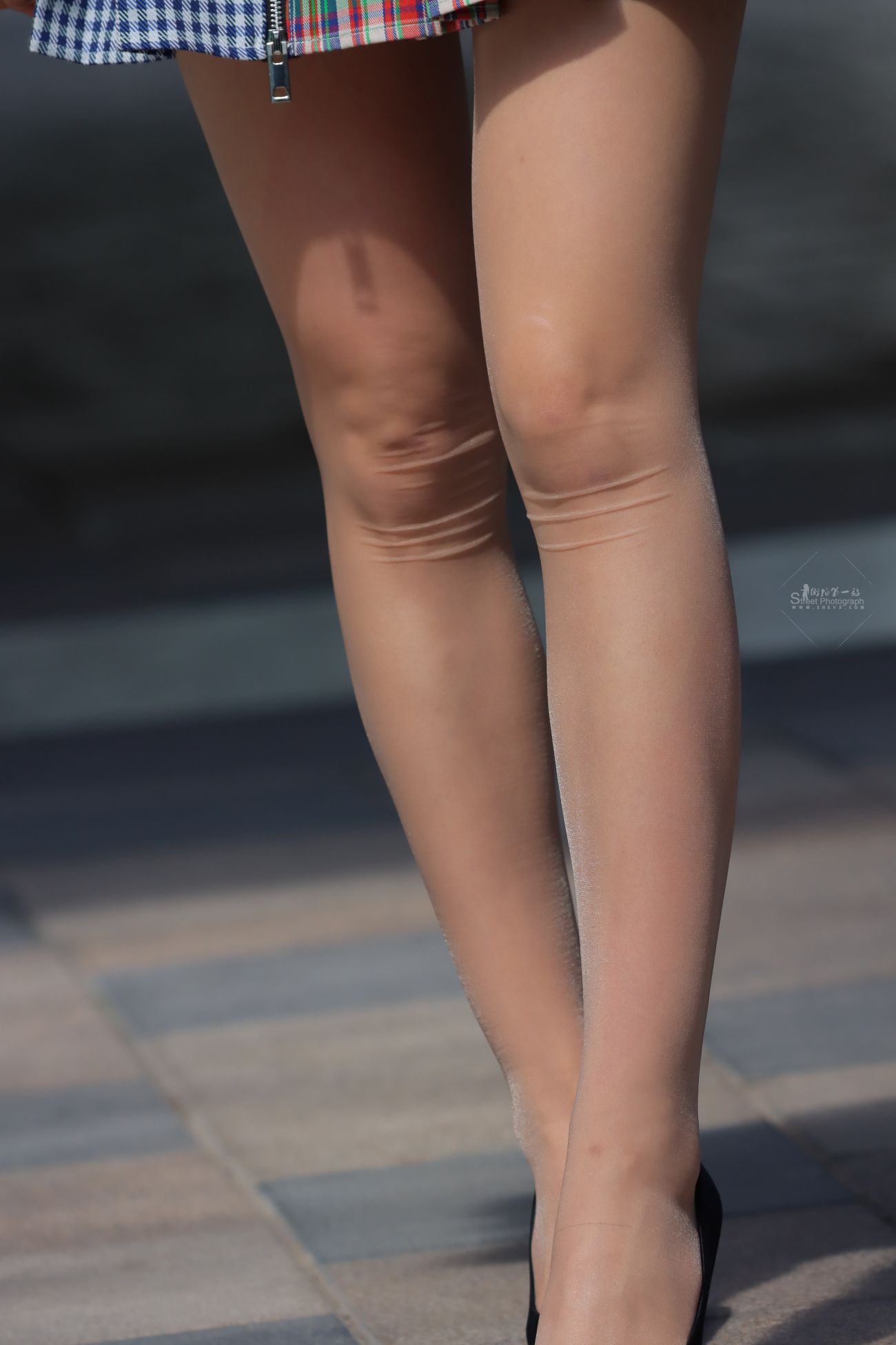 [街拍美腿]方格百褶裙下的肉丝高跟美腿 (9)