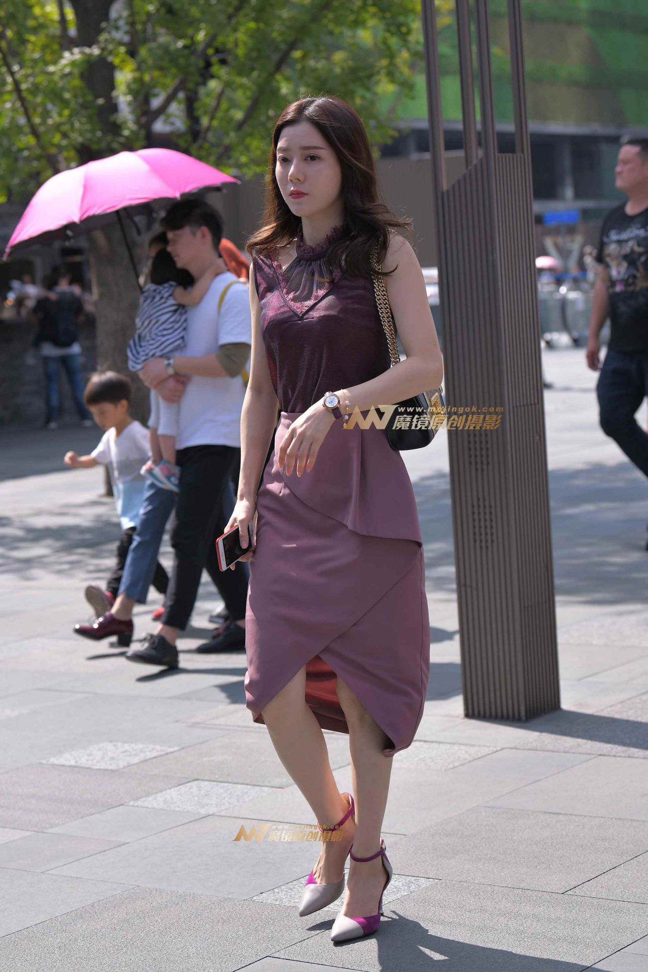 [街拍美腿]穿着时尚的紫裙高跟美腿少妇 (4)