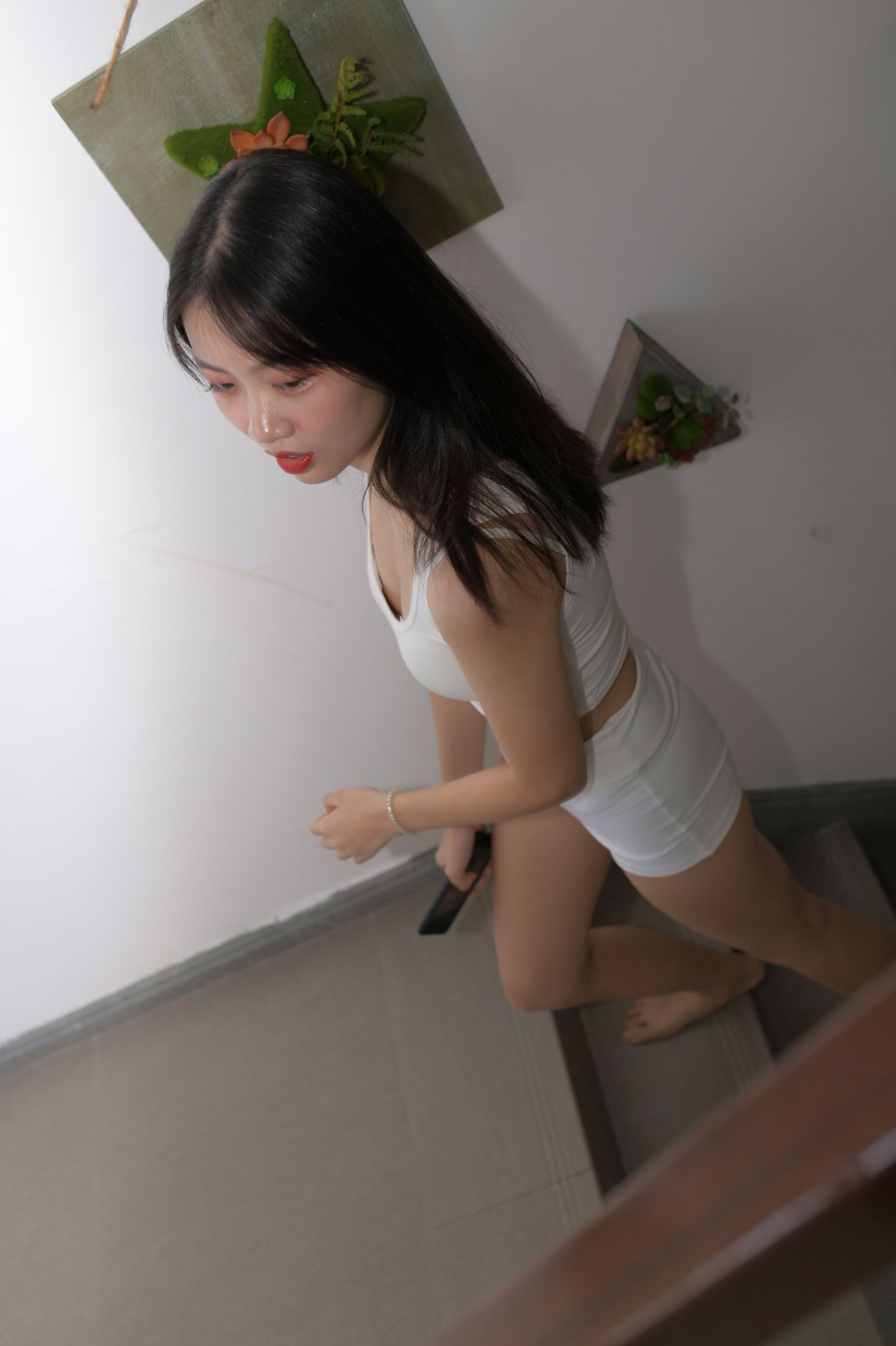 [美女私拍]白色紧身热裤长腿嫩模的日常 (52)