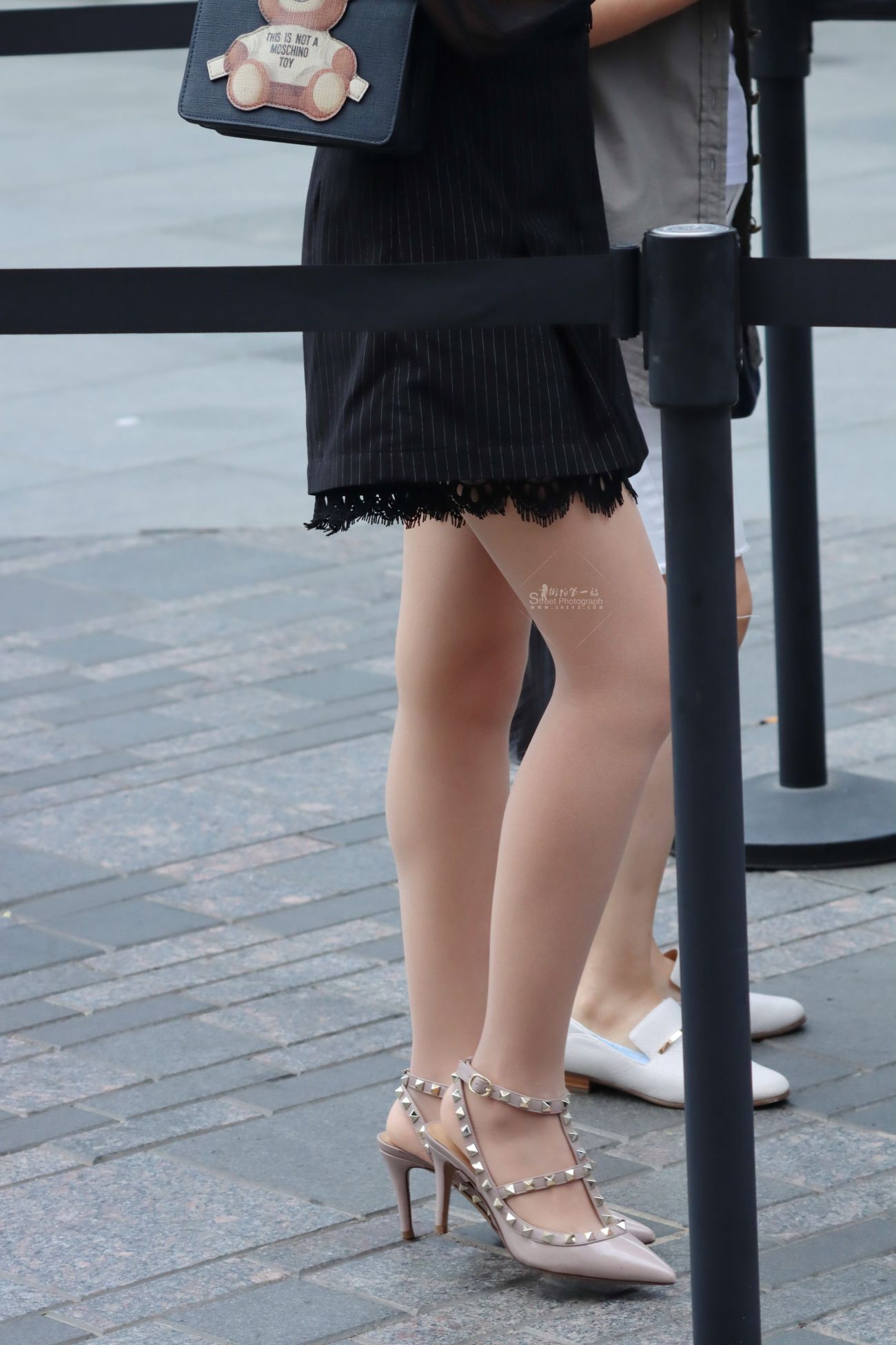 [街拍美腿]黑色蕾丝连衣裙肉丝铆钉高跟美腿少妇 (2)