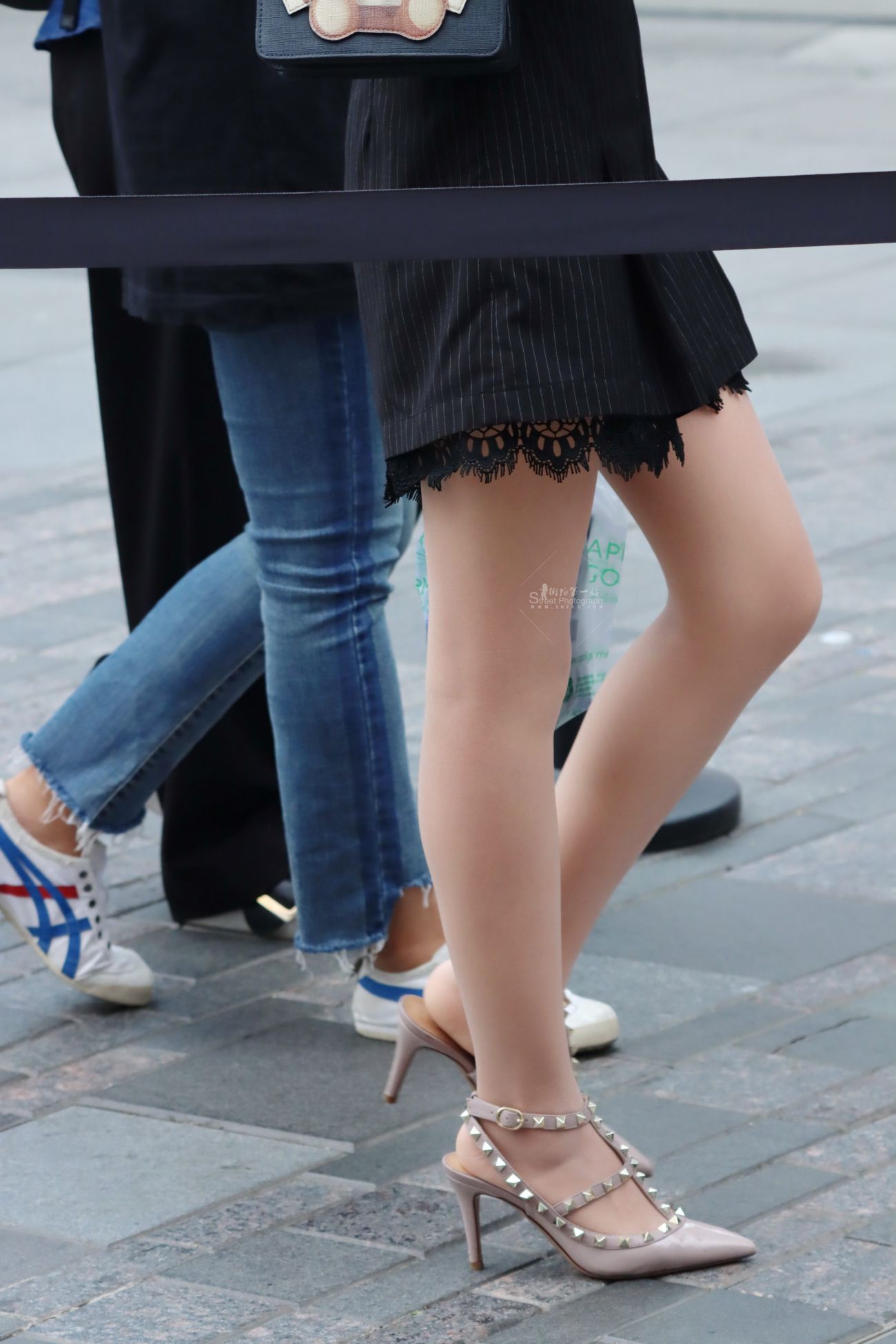 [街拍美腿]黑色蕾丝连衣裙肉丝铆钉高跟美腿少妇 (6)