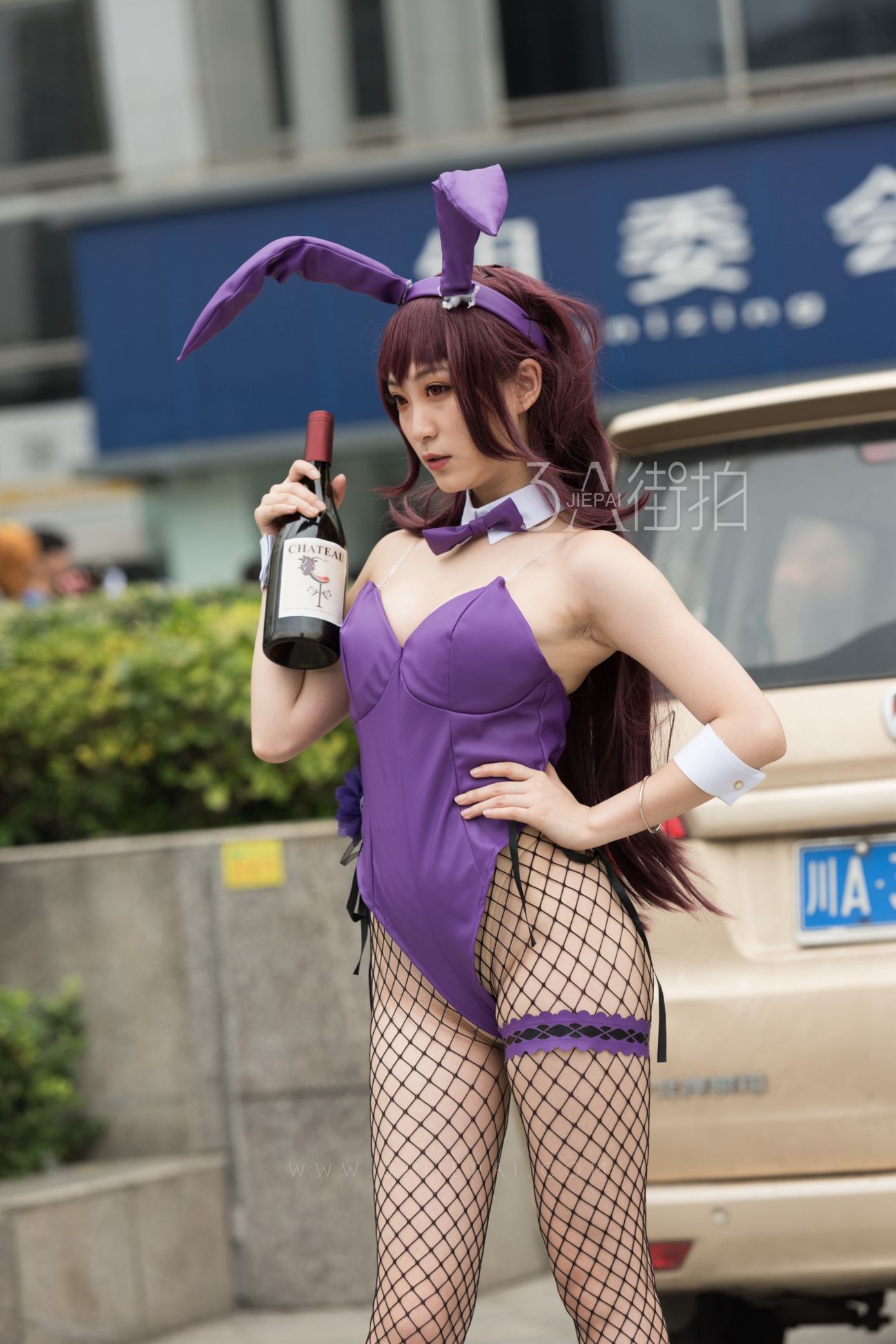 [街拍美腿]街边紫色高叉兔女郎 (2)