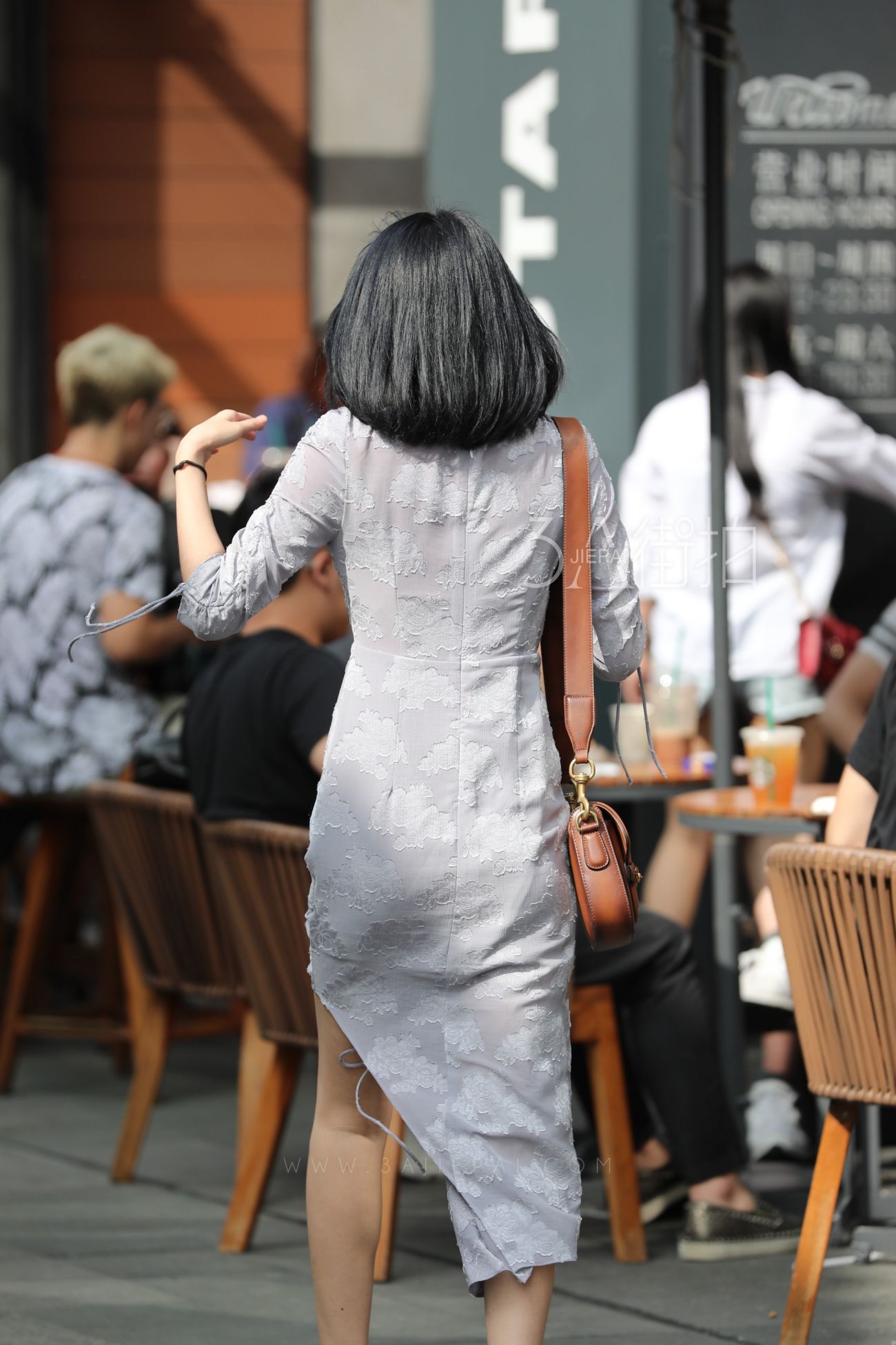 街拍：少妇身穿露腰的裹身裤，真显纤瘦的大长腿|街拍|少妇|白色_新浪新闻