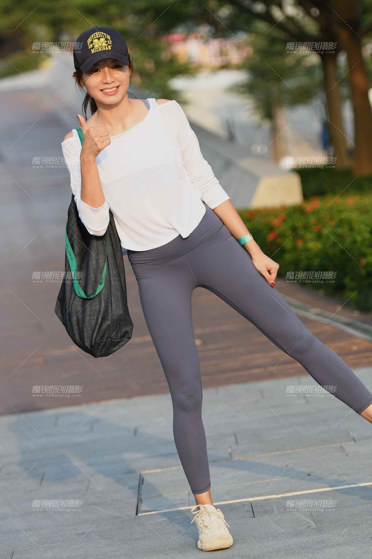 [街拍美腿]瑜伽紧身裤少妇身材保持的不错 (16)