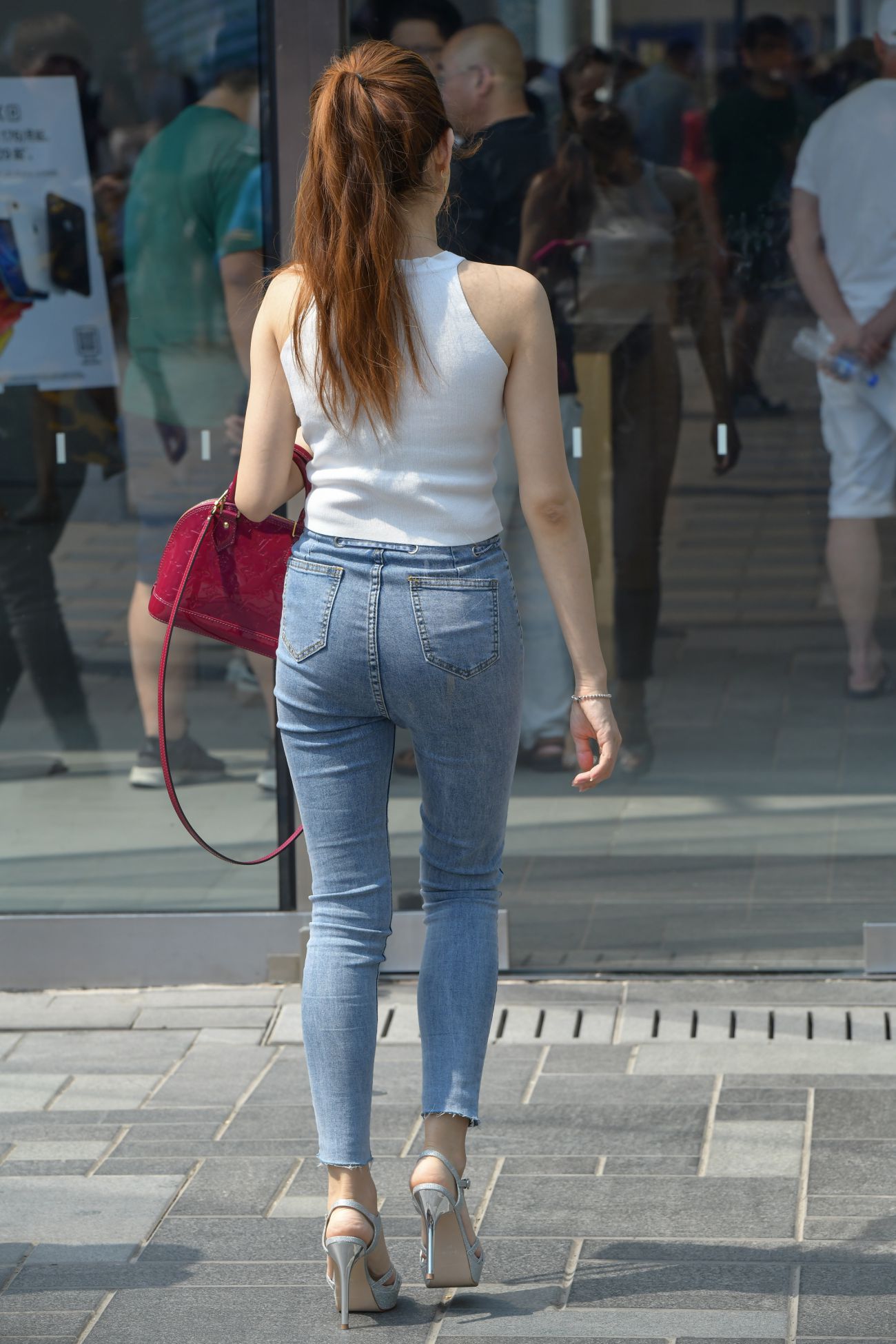 [街拍美腿]身材玲珑有致的紧身牛仔裤美妇 (15)
