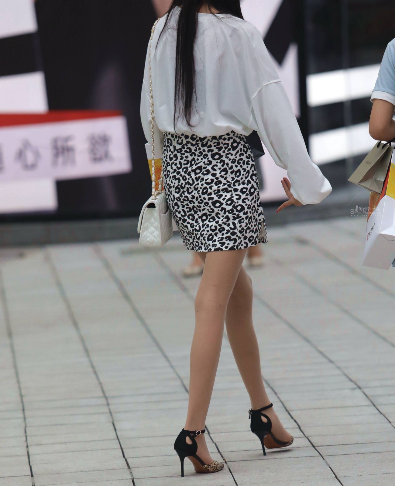 [街拍美腿]豹纹短裙和肉丝高跟美腿的完美结合 (3)