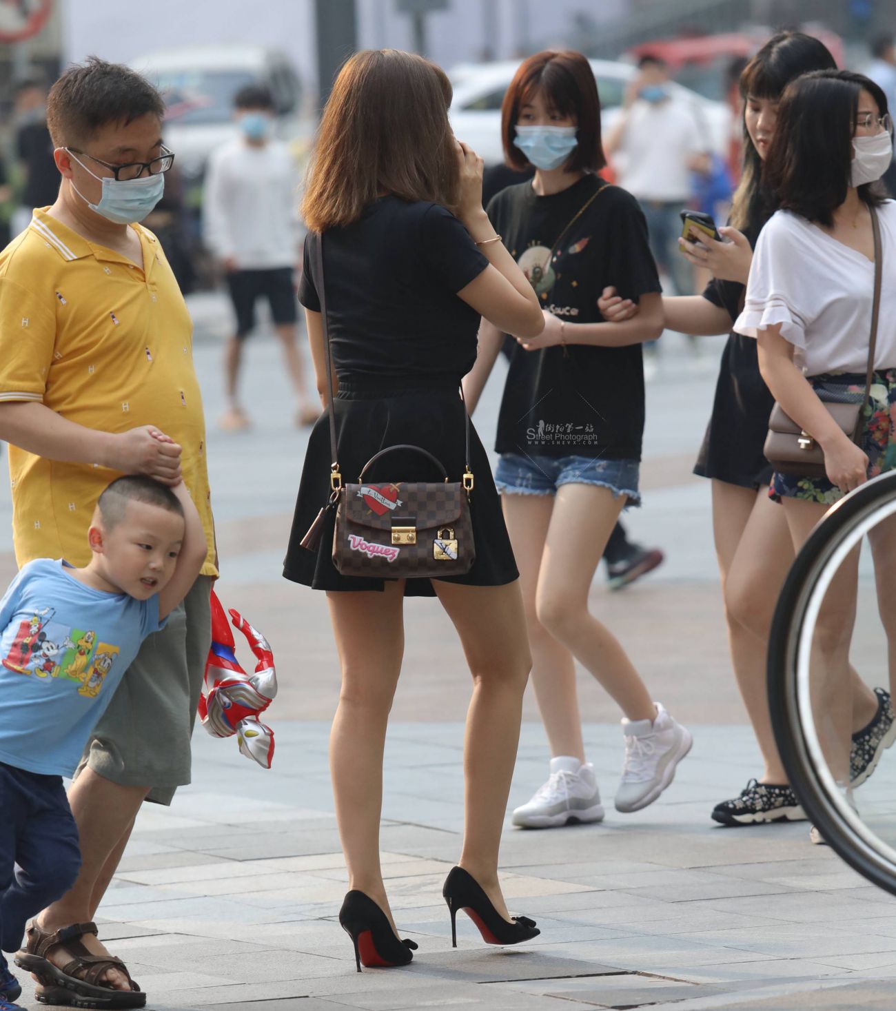 [街拍美腿]细高跟果腿少妇百褶裙挺好看 (2)