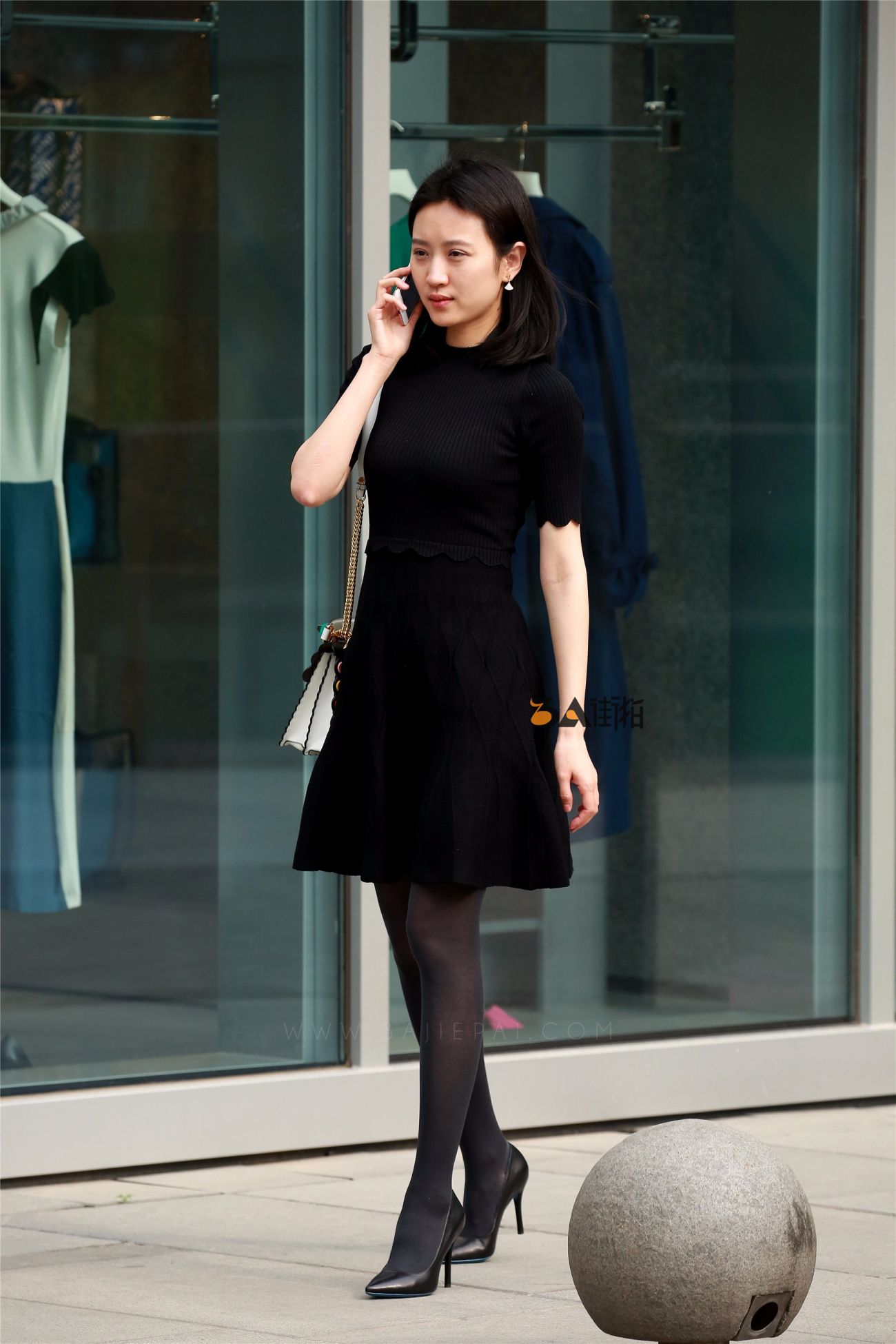 [街拍美腿]黑色连衣裙厚丝高跟少妇腿型超棒 (1)