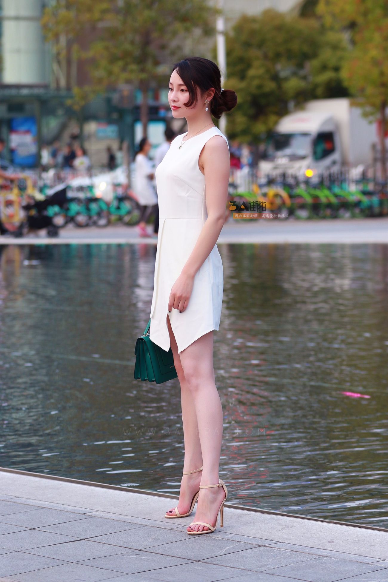[街拍美腿]广场上的白色连衣裙高跟果腿少妇 (7)