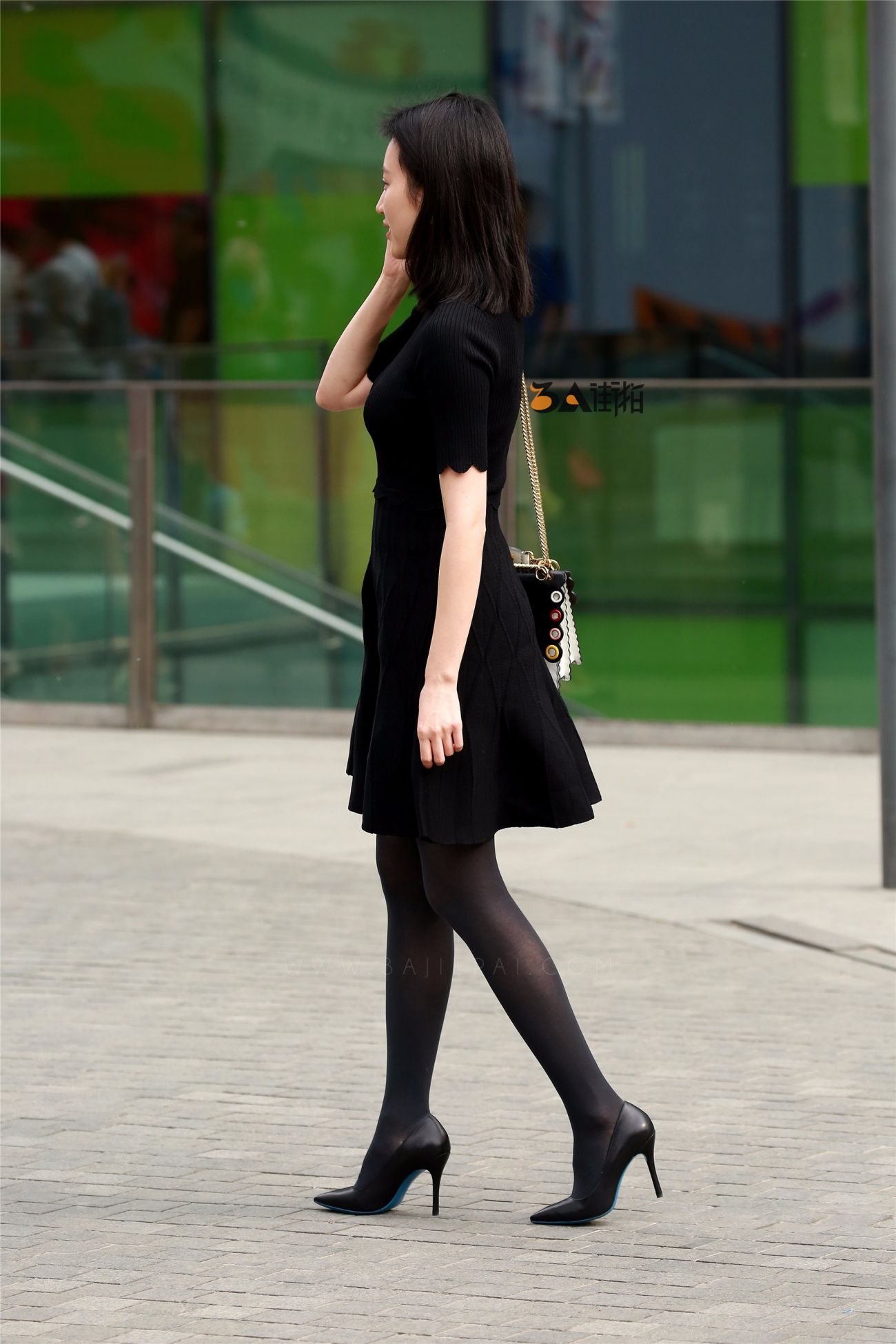 [街拍美腿]黑色连衣裙厚丝高跟少妇腿型超棒 (9)