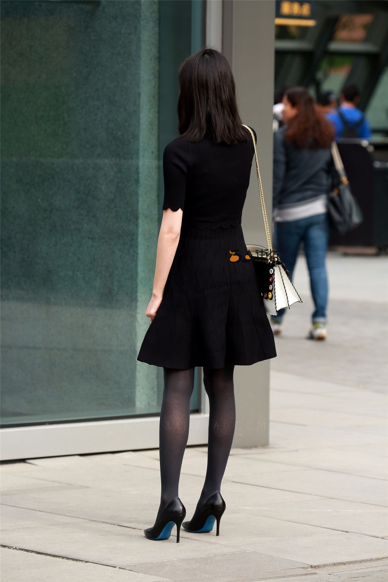 [街拍美腿]黑色连衣裙厚丝高跟少妇腿型超棒 (12)