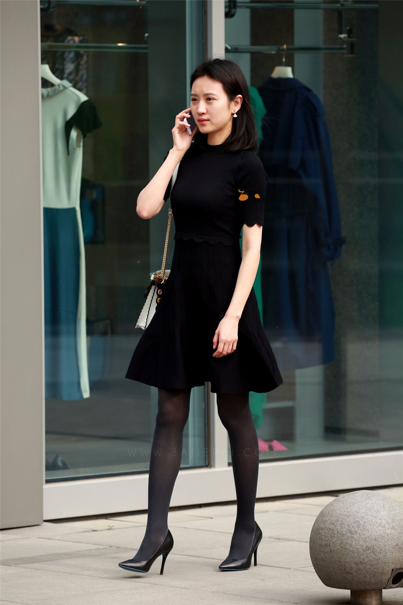 [街拍美腿]黑色连衣裙厚丝高跟少妇腿型超棒 (7)