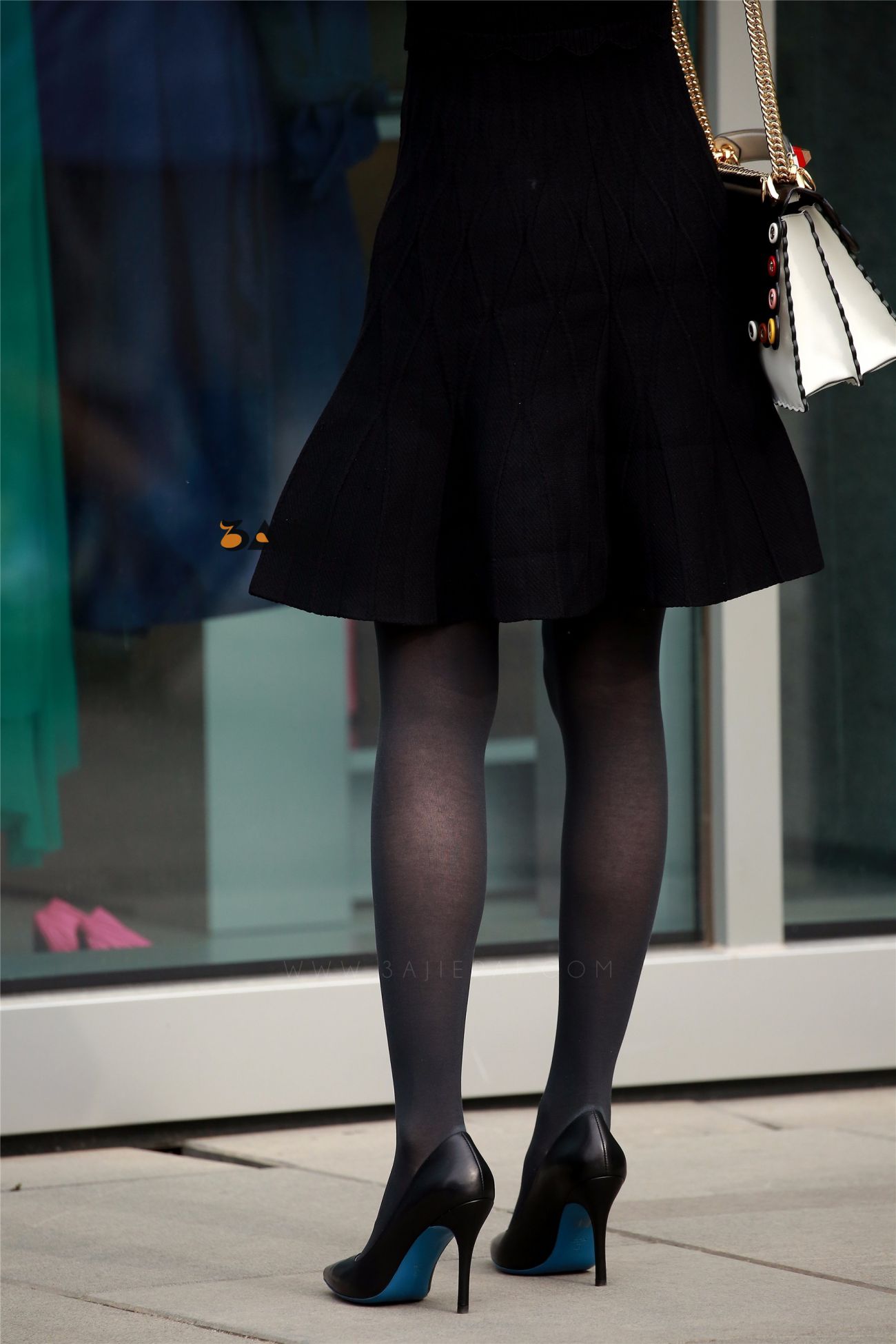 [街拍美腿]黑色连衣裙厚丝高跟少妇腿型超棒 (11)