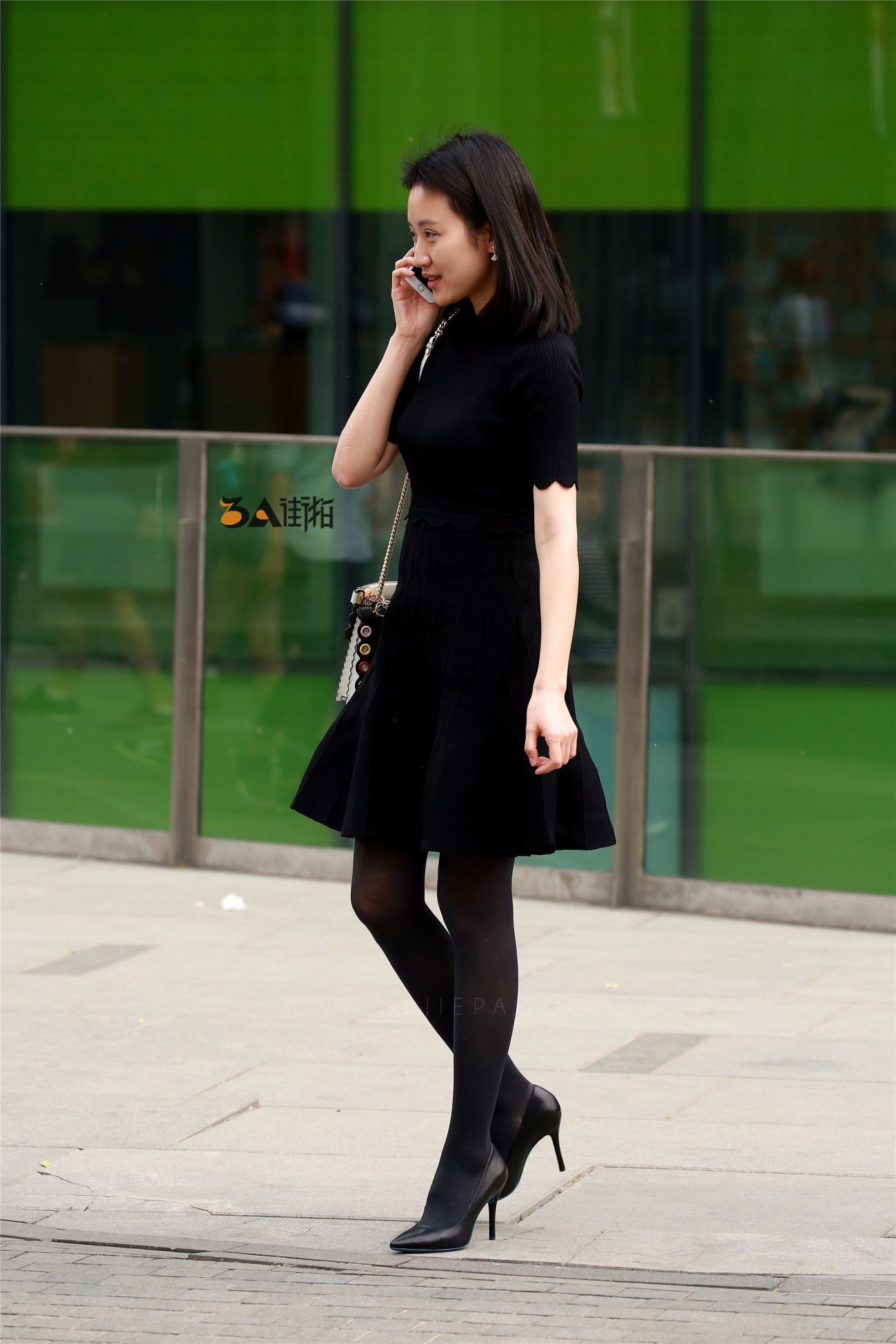 [街拍美腿]黑色连衣裙厚丝高跟少妇腿型超棒 (10)