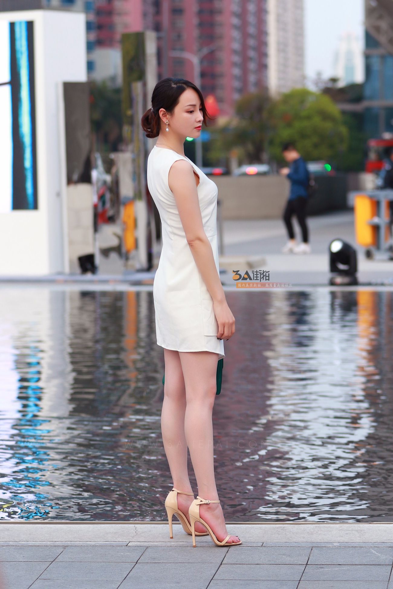 [街拍美腿]广场上的白色连衣裙高跟果腿少妇 (9)
