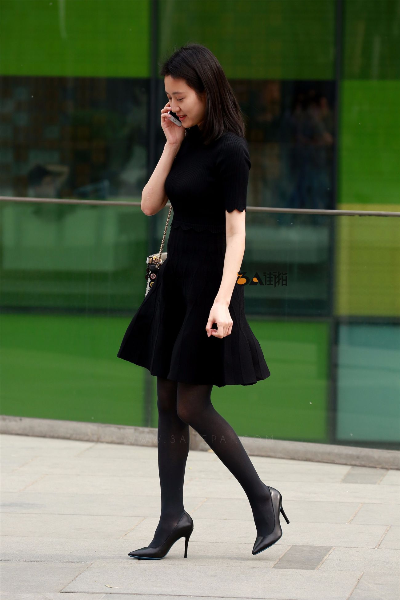 [街拍美腿]黑色连衣裙厚丝高跟少妇腿型超棒 (8)