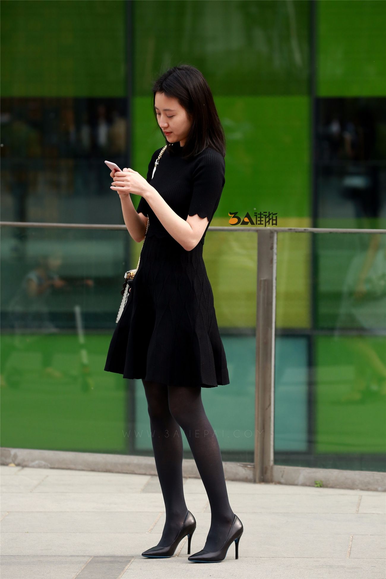[街拍美腿]黑色连衣裙厚丝高跟少妇腿型超棒 (2)