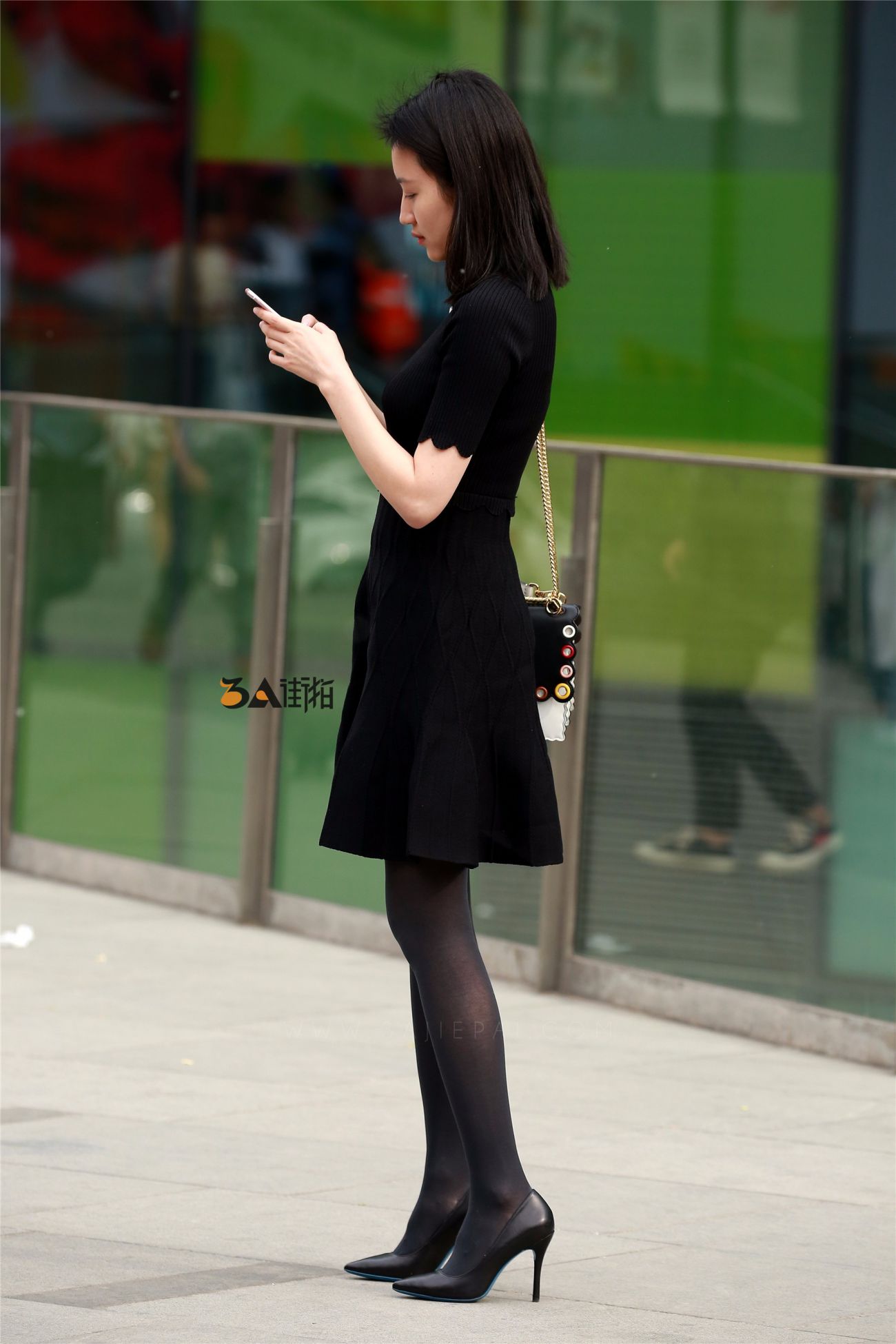 [街拍美腿]黑色连衣裙厚丝高跟少妇腿型超棒 (3)