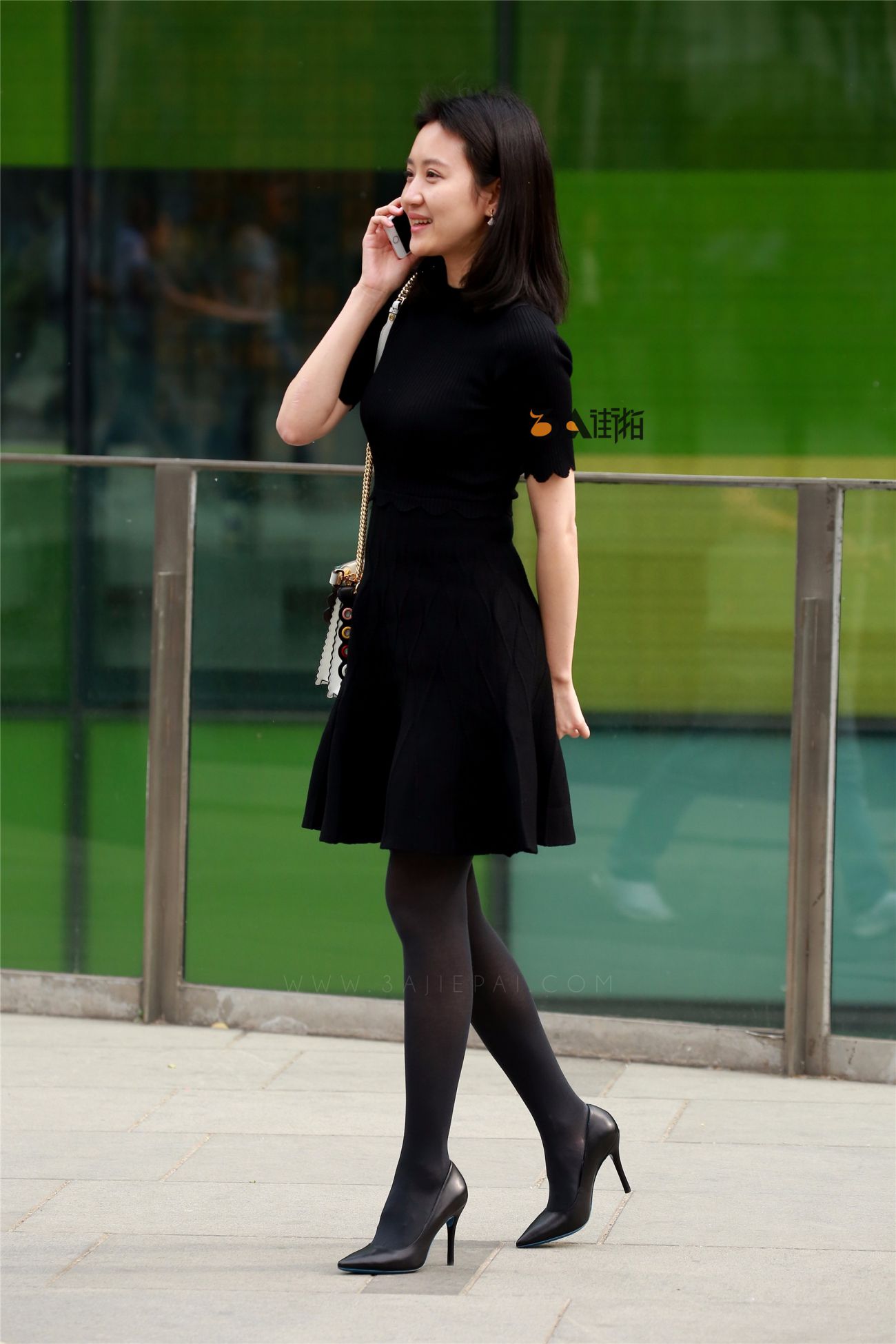 [街拍美腿]黑色连衣裙厚丝高跟少妇腿型超棒 (5)
