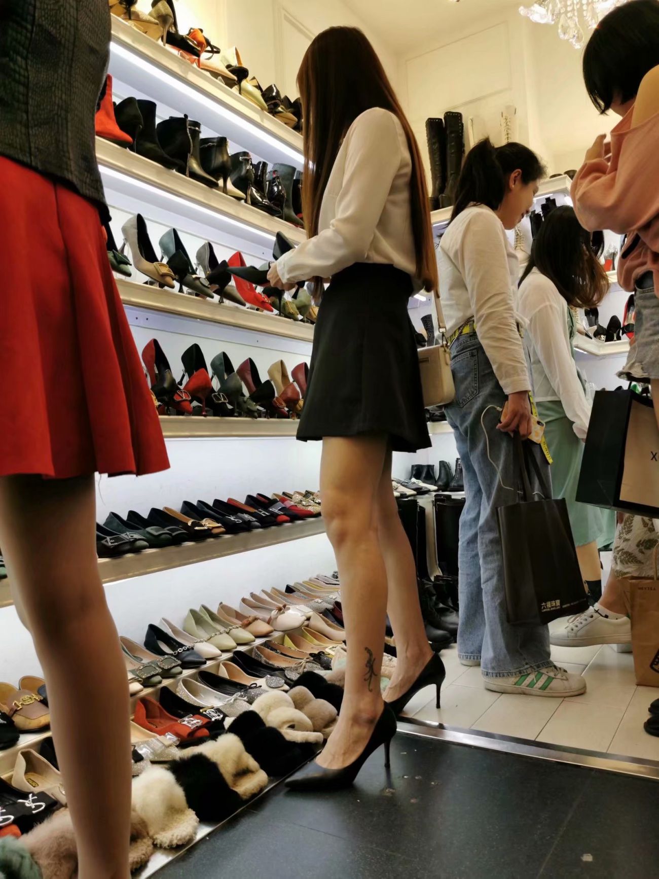 [街拍美腿]商城里买高跟鞋的美腿少妇 (26)