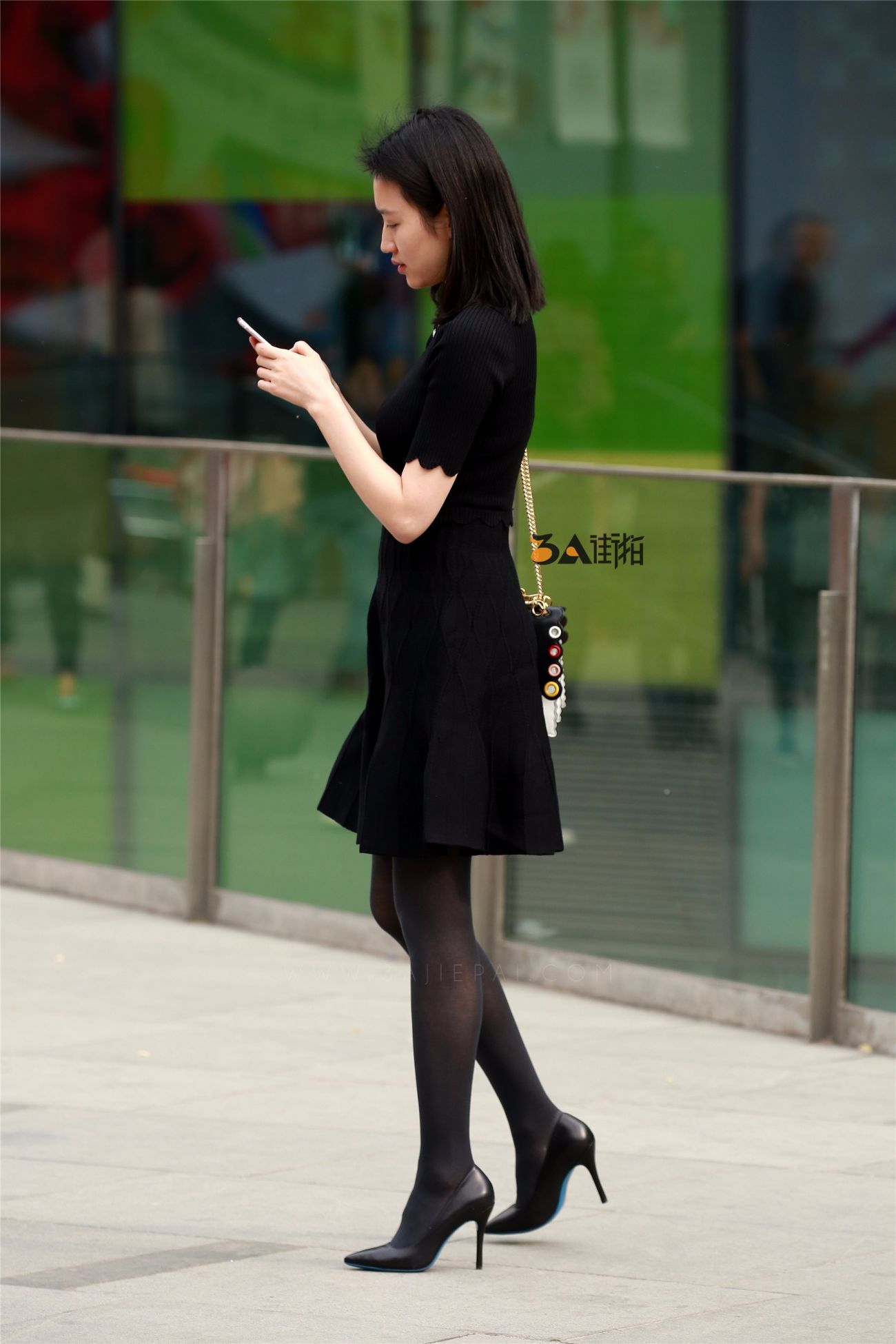 [街拍美腿]黑色连衣裙厚丝高跟少妇腿型超棒 (13)