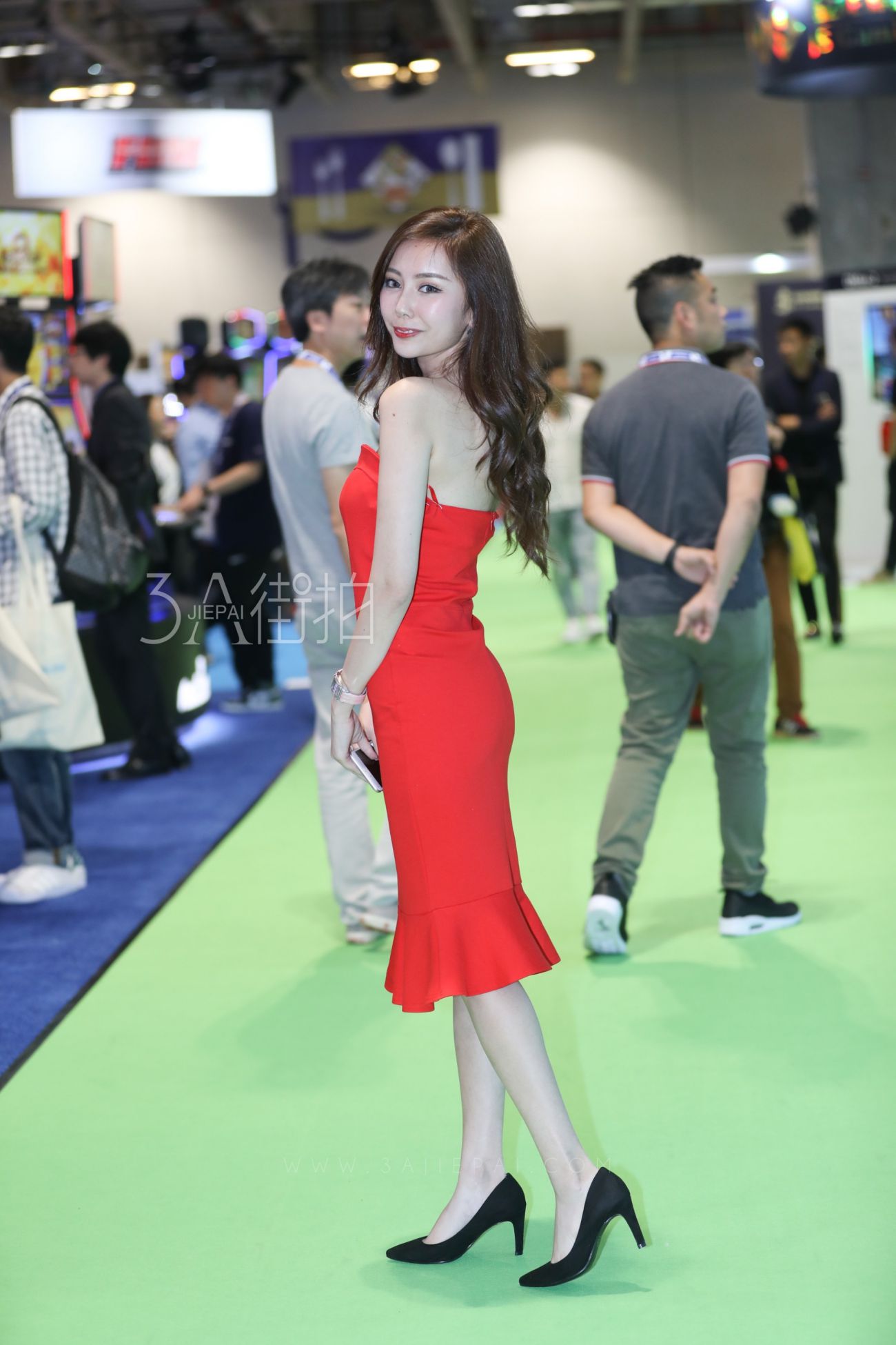 [街拍美腿]电玩展上的红裙气质模特 (9)