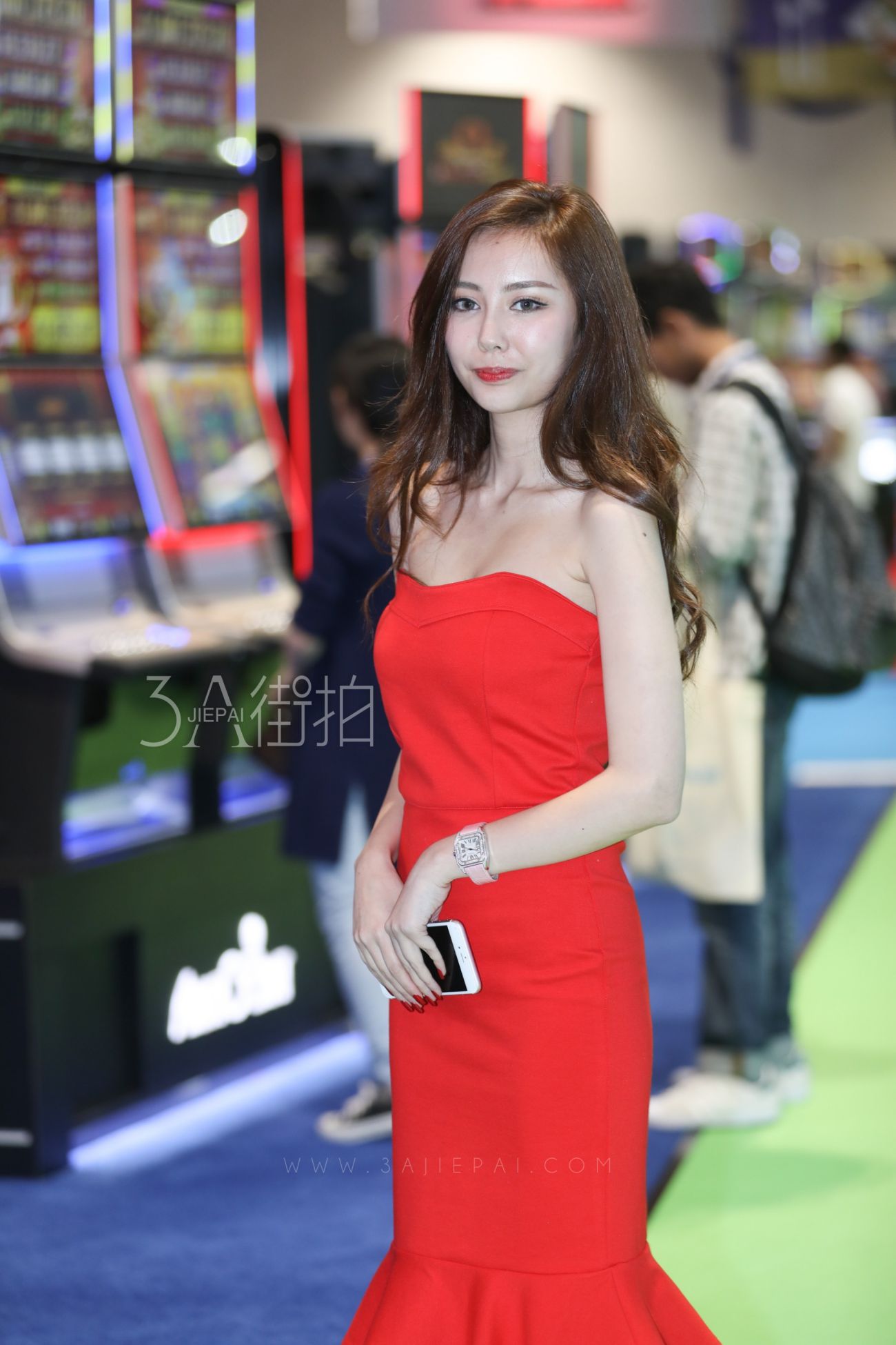 [街拍美腿]电玩展上的红裙气质模特 (10)