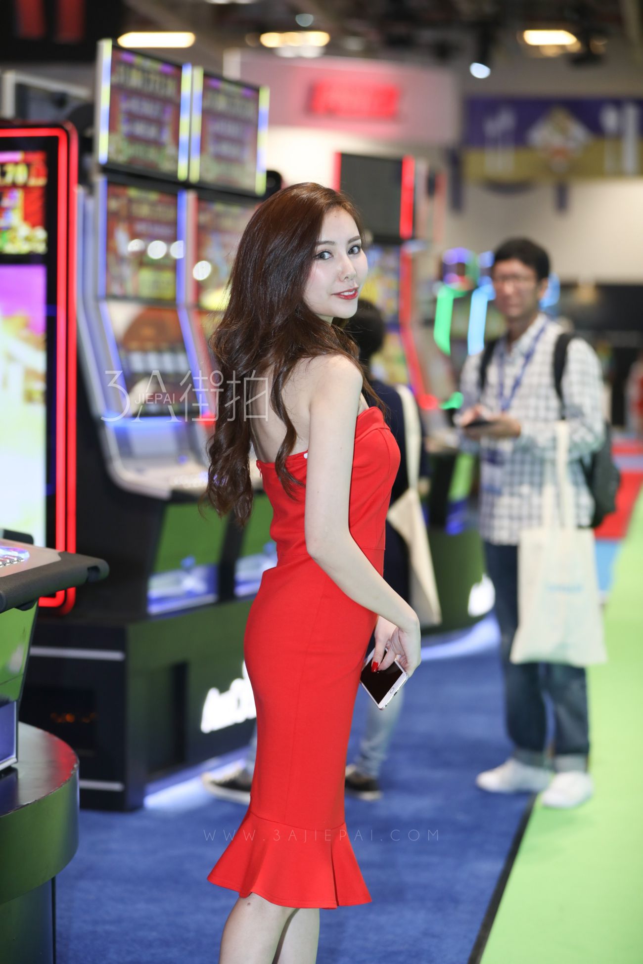 [街拍美腿]电玩展上的红裙气质模特 (2)