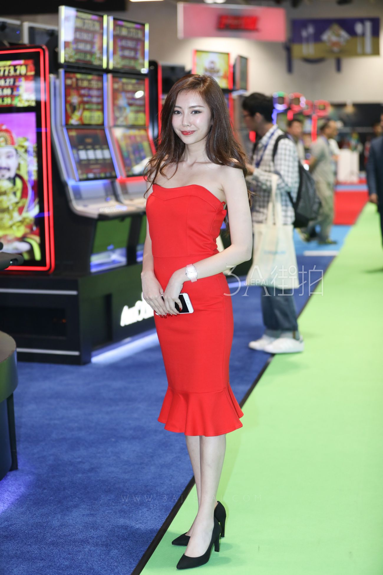 [街拍美腿]电玩展上的红裙气质模特 (1)