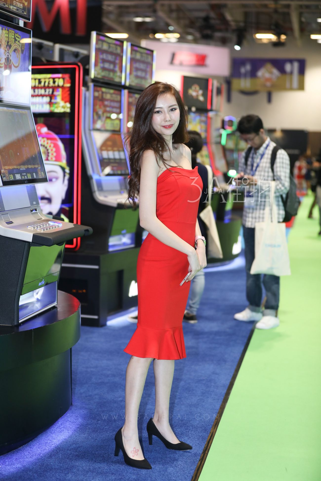 [街拍美腿]电玩展上的红裙气质模特 (4)
