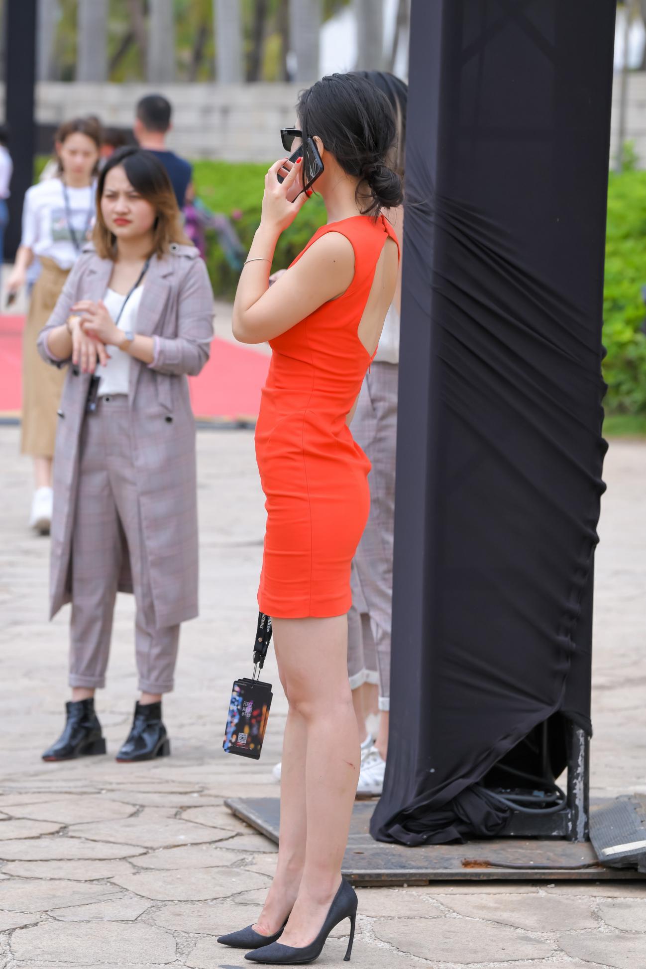 [街拍美腿]橘红包臀裙高跟美腿少妇 (1)