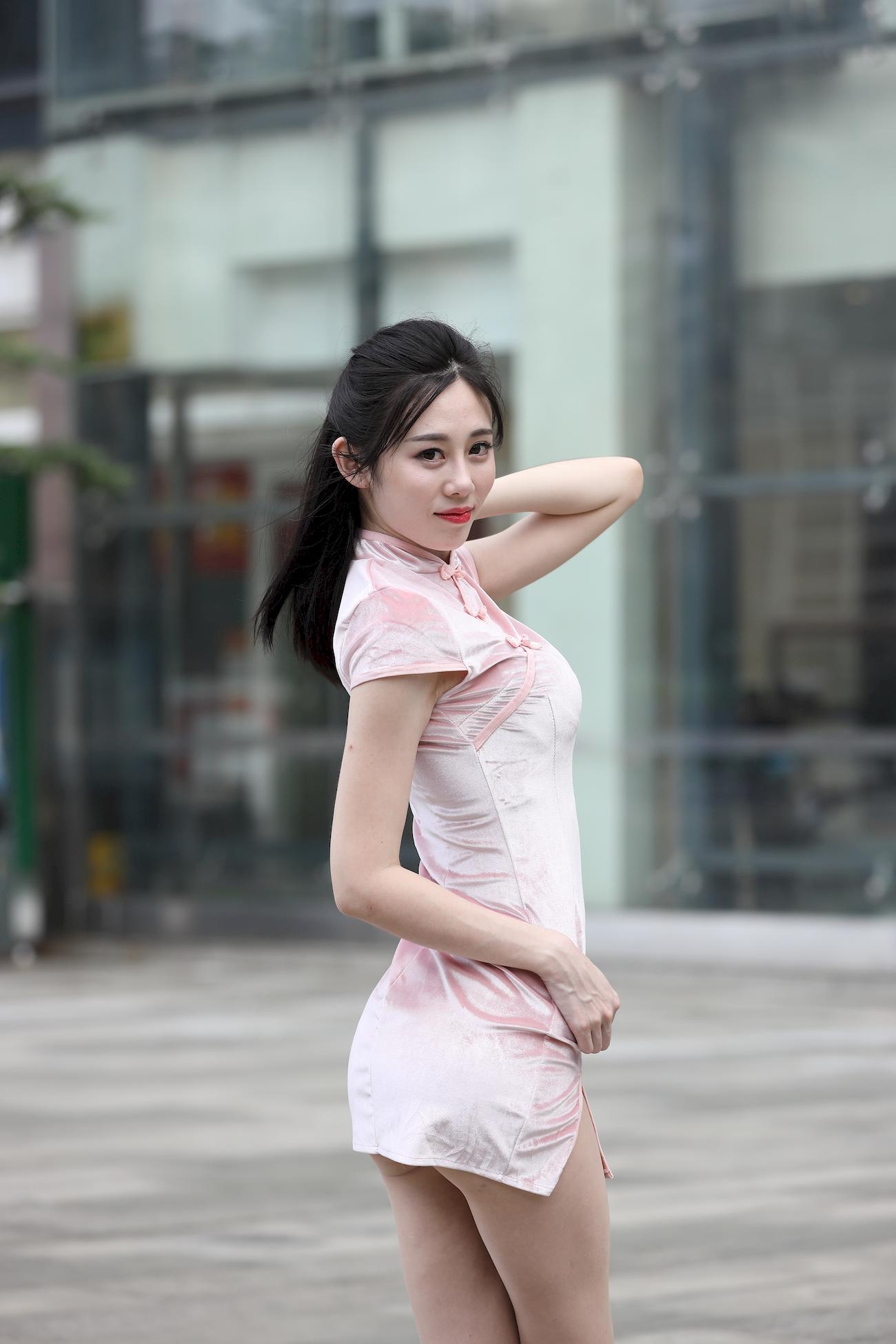 [街拍精选]辉辉模拍售图作品极品粉色旗袍肉丝美腿美眉（购图） (46)