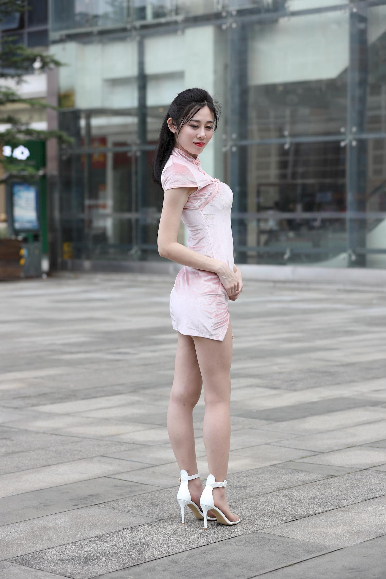 [街拍精选]辉辉模拍售图作品极品粉色旗袍肉丝美腿美眉（购图） (43)