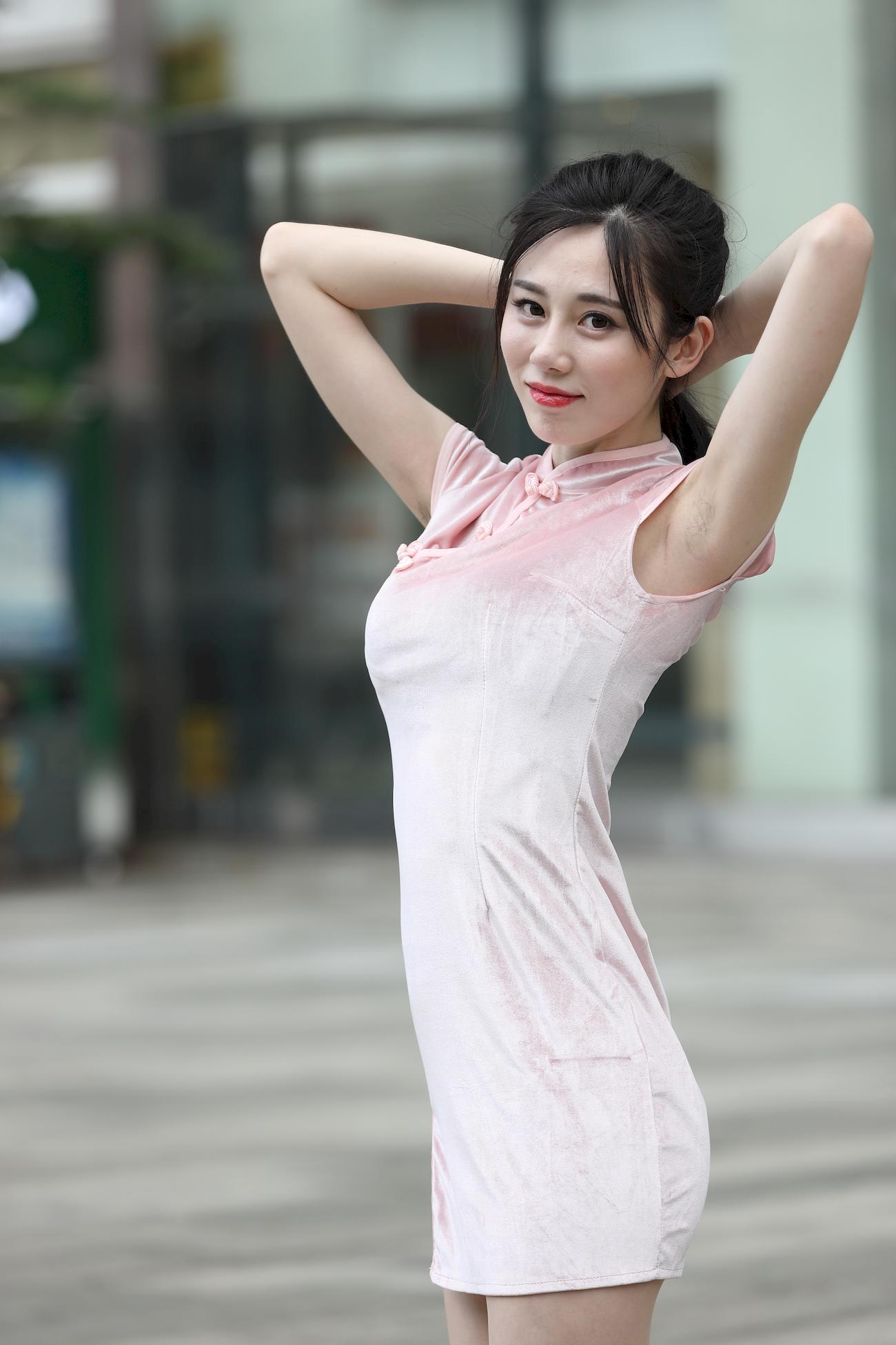 [街拍精选]辉辉模拍售图作品极品粉色旗袍肉丝美腿美眉（购图） (39)