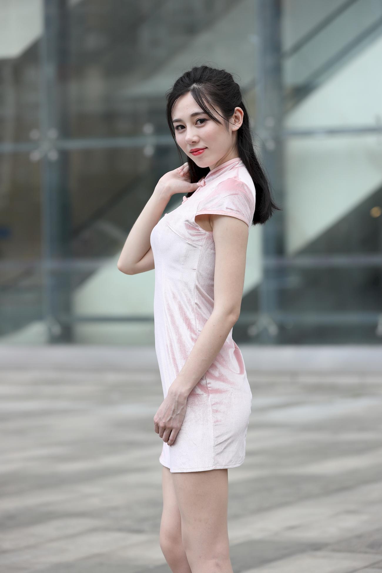 [街拍精选]辉辉模拍售图作品极品粉色旗袍肉丝美腿美眉（购图） (35)