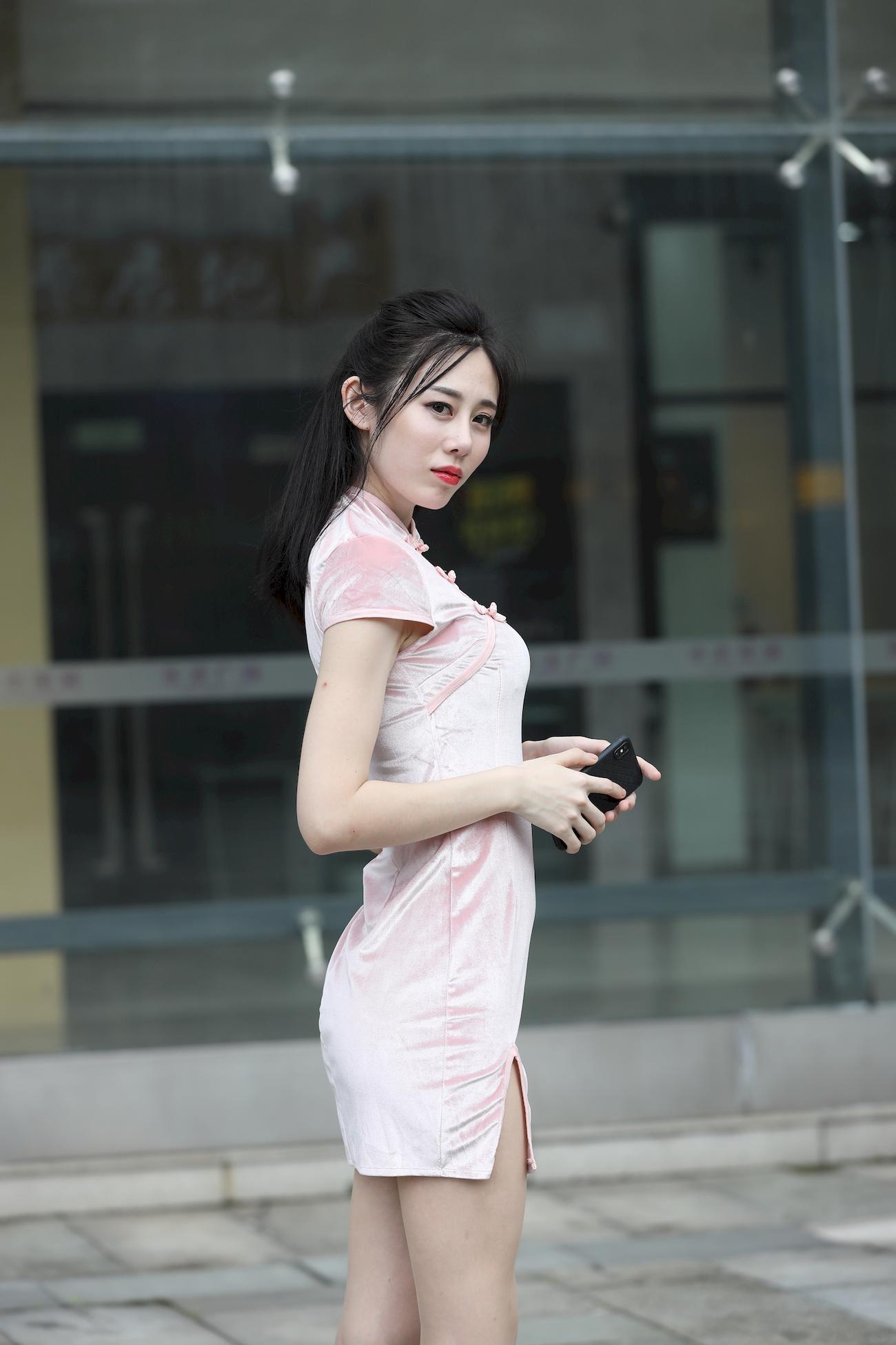 [街拍精选]辉辉模拍售图作品极品粉色旗袍肉丝美腿美眉（购图） (73)