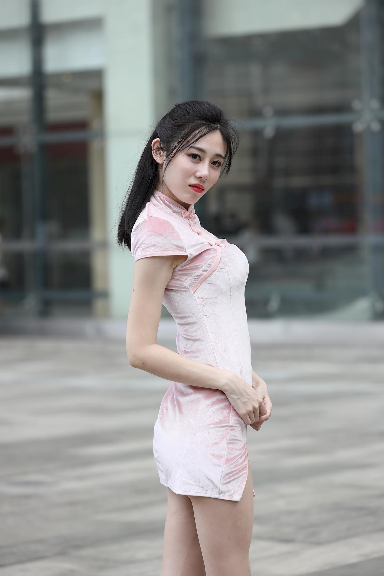 [街拍精选]辉辉模拍售图作品极品粉色旗袍肉丝美腿美眉（购图） (42)