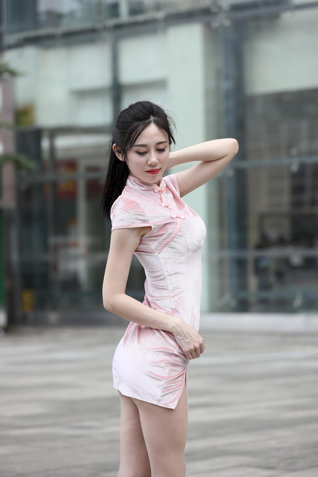 [街拍精选]辉辉模拍售图作品极品粉色旗袍肉丝美腿美眉（购图） (44)