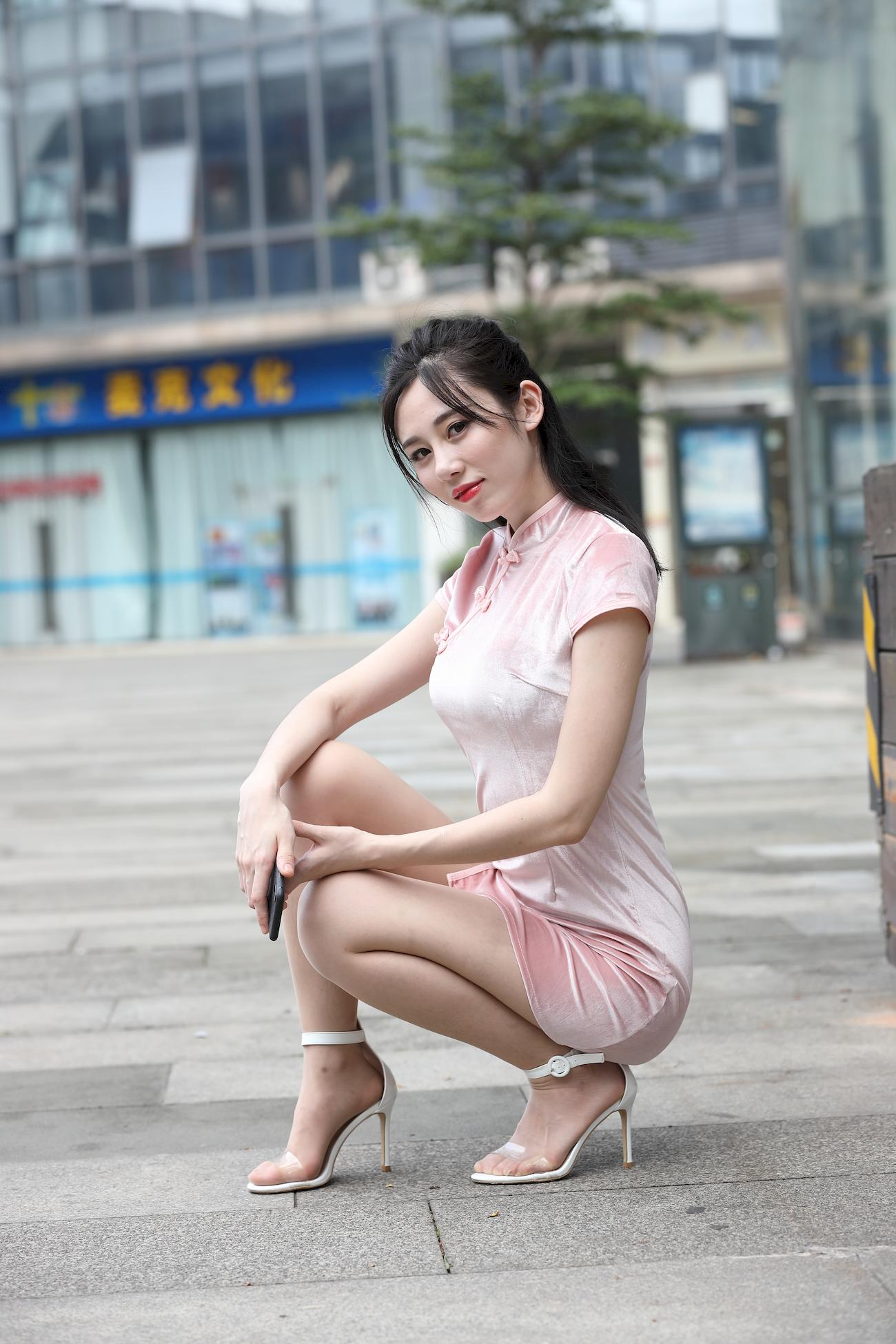 [街拍精选]辉辉模拍售图作品极品粉色旗袍肉丝美腿美眉（购图） (54)