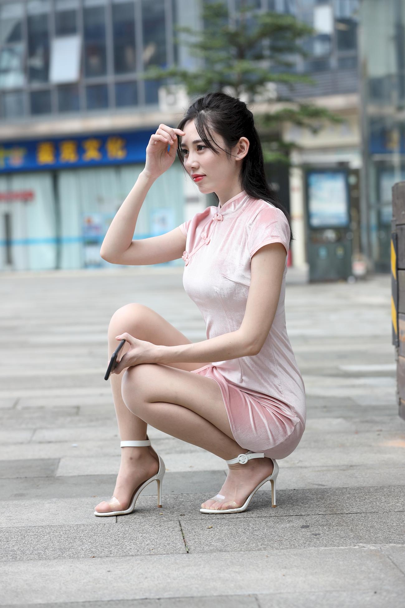 [街拍精选]辉辉模拍售图作品极品粉色旗袍肉丝美腿美眉（购图） (57)