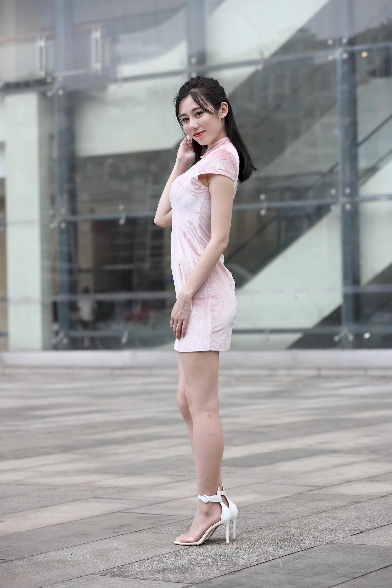 [街拍精选]辉辉模拍售图作品极品粉色旗袍肉丝美腿美眉（购图） (36)
