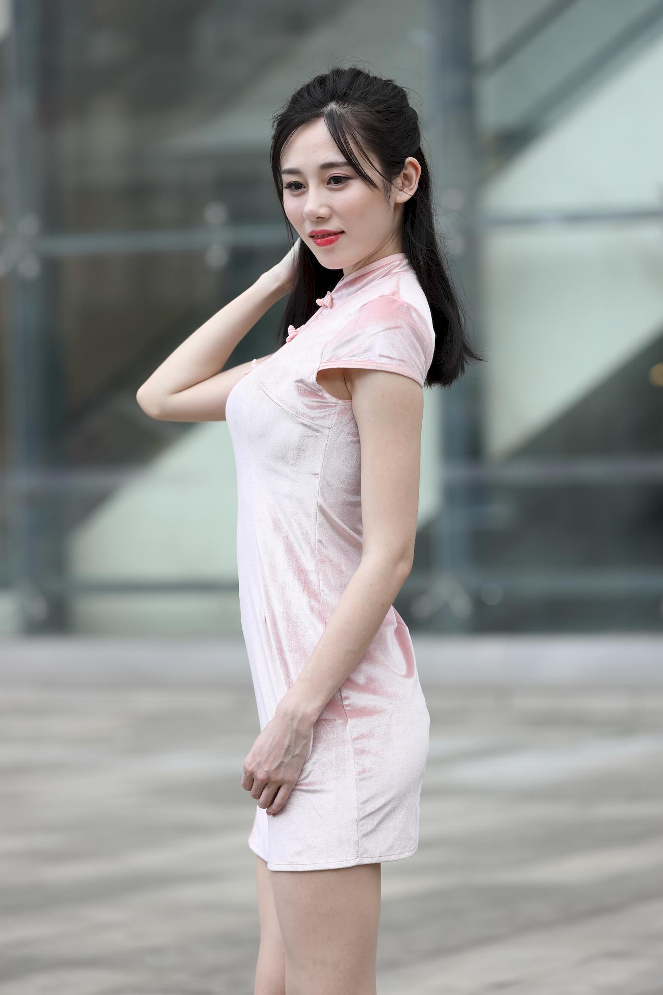 [街拍精选]辉辉模拍售图作品极品粉色旗袍肉丝美腿美眉（购图） (33)