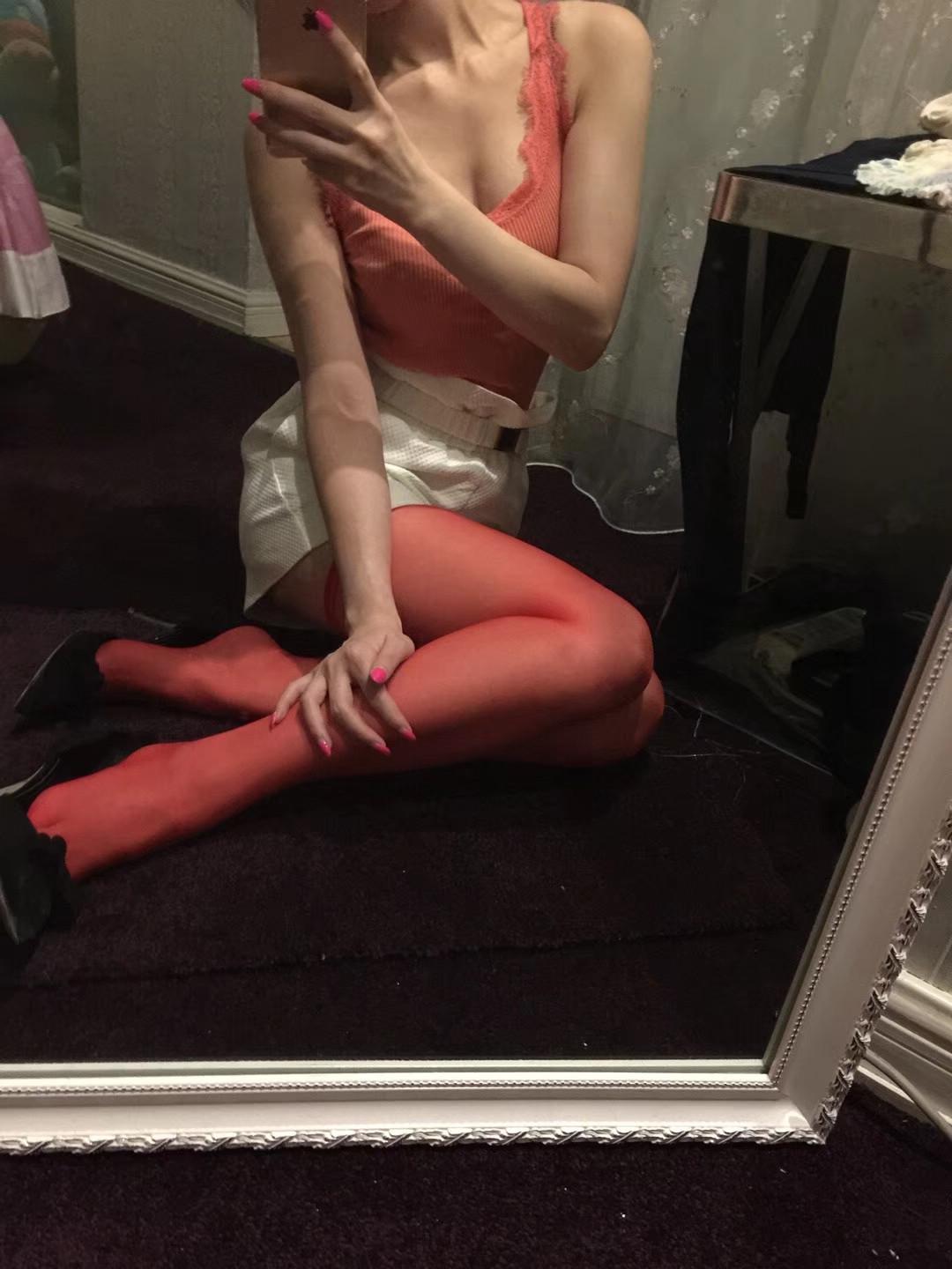 [私拍摄影]居家少妇的红色丝袜高跟美腿 (9)