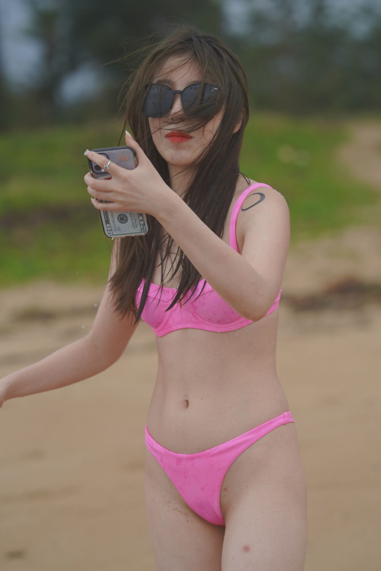 凯恩旅拍摄影作品海边的粉色泳装美女 (49)