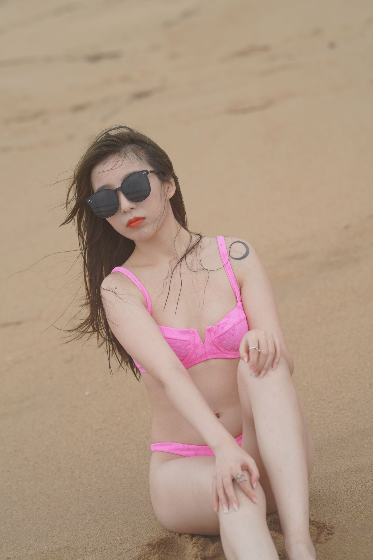 凯恩旅拍摄影作品海边的粉色泳装美女 (54)
