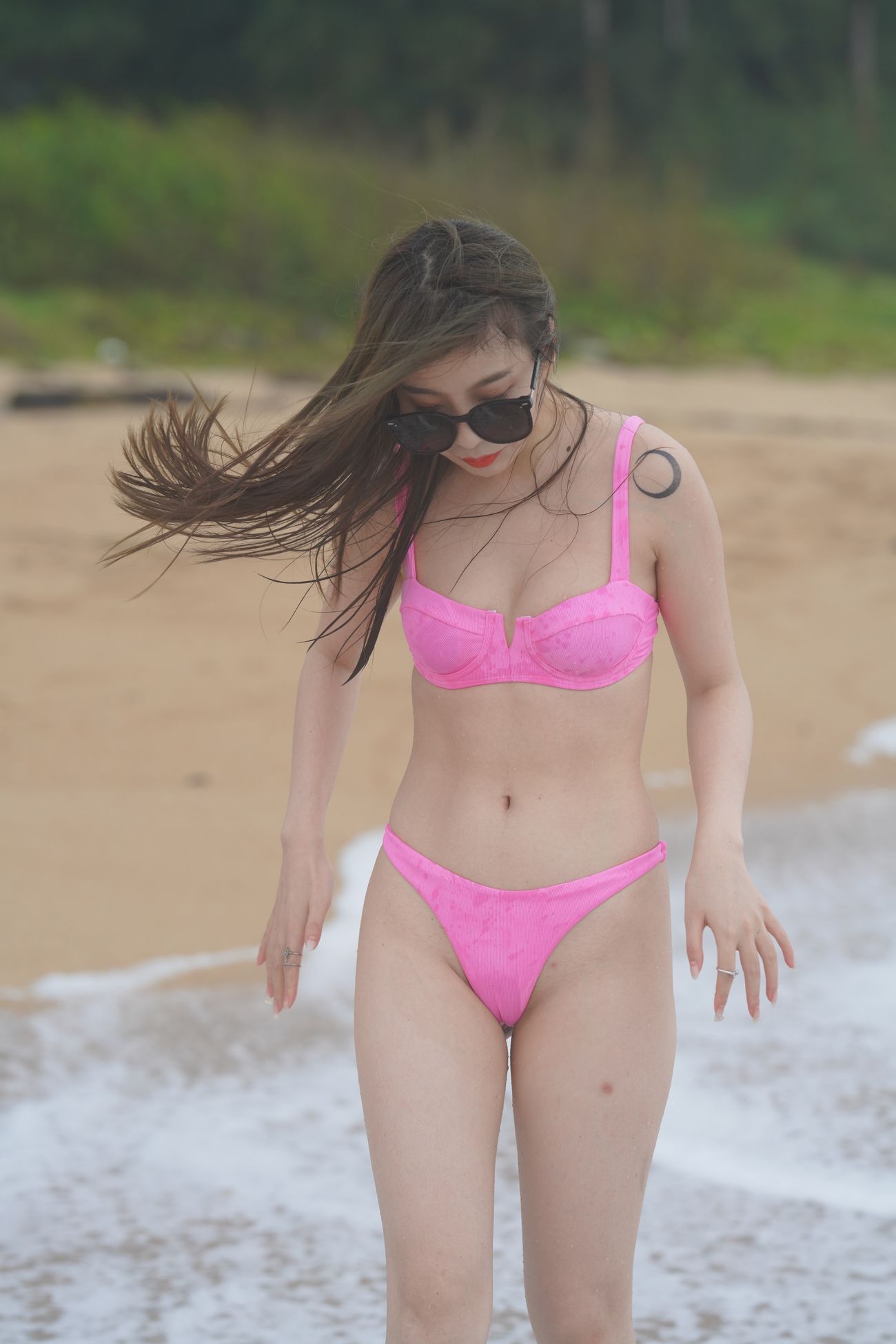 凯恩旅拍摄影作品海边的粉色泳装美女 (53)