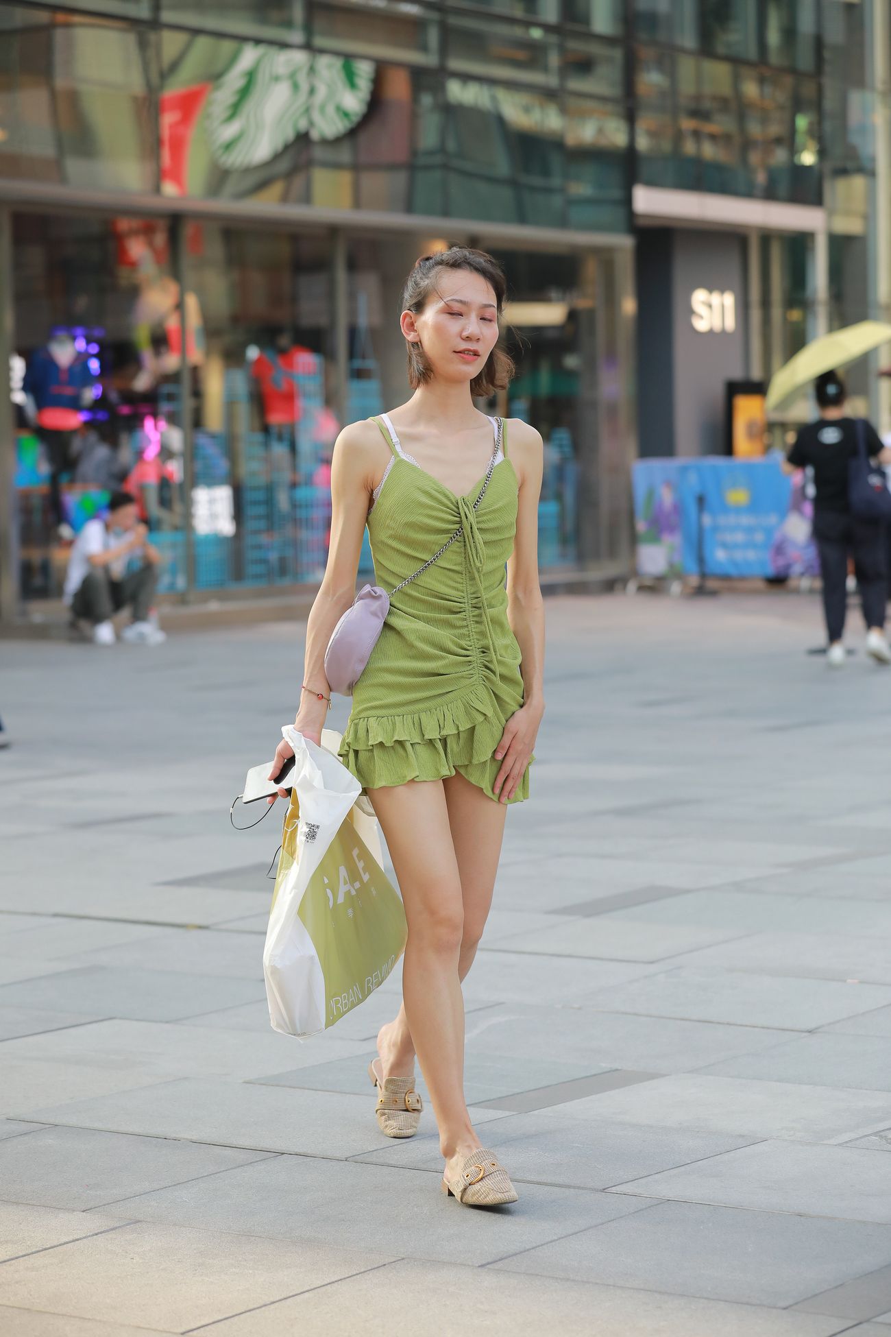 四九城嘎子街拍作品性感绿色吊带裙 (5)